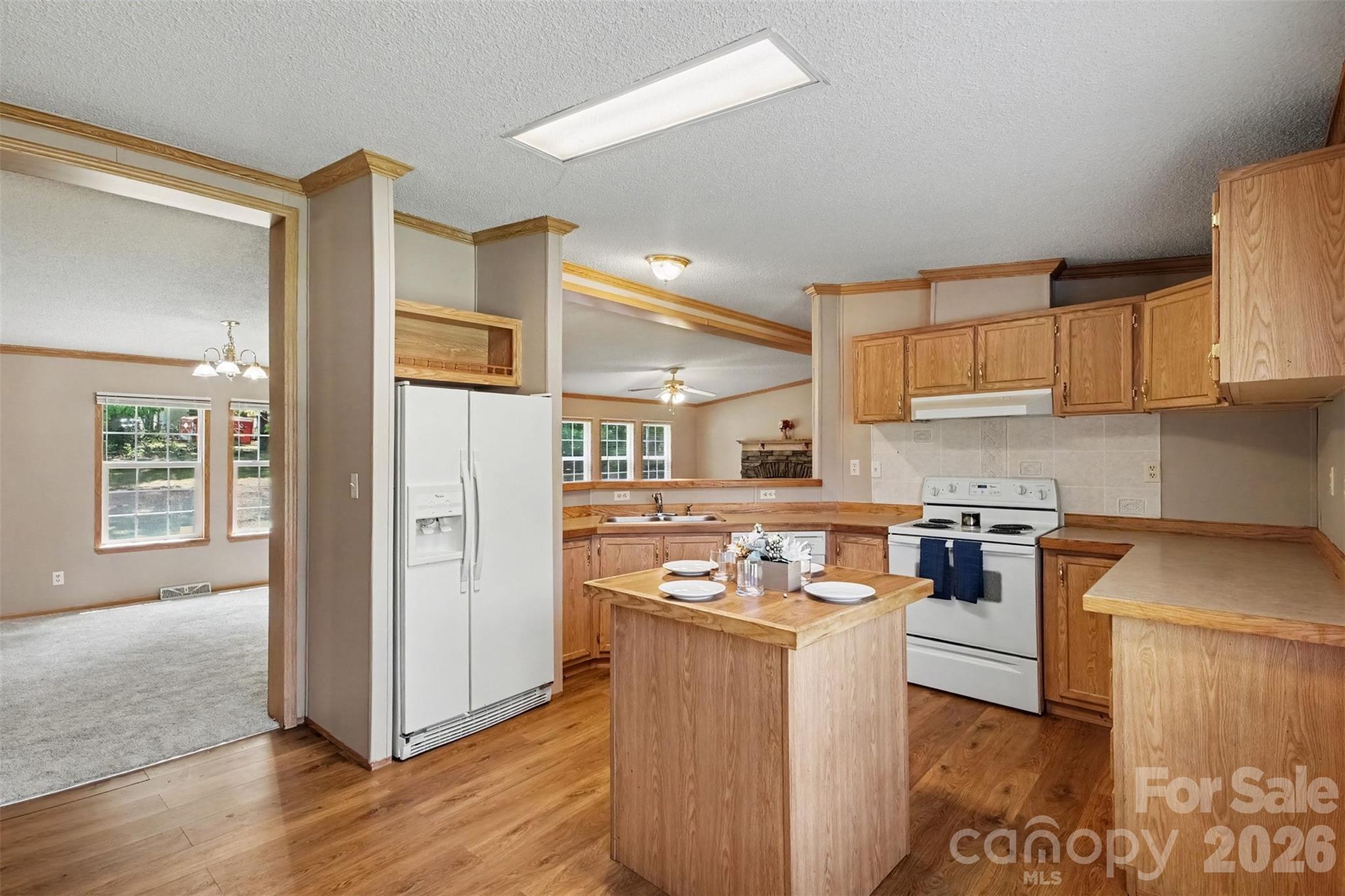 Kitchen with appliances to stay - 373 Laney Street, Kannapolis
