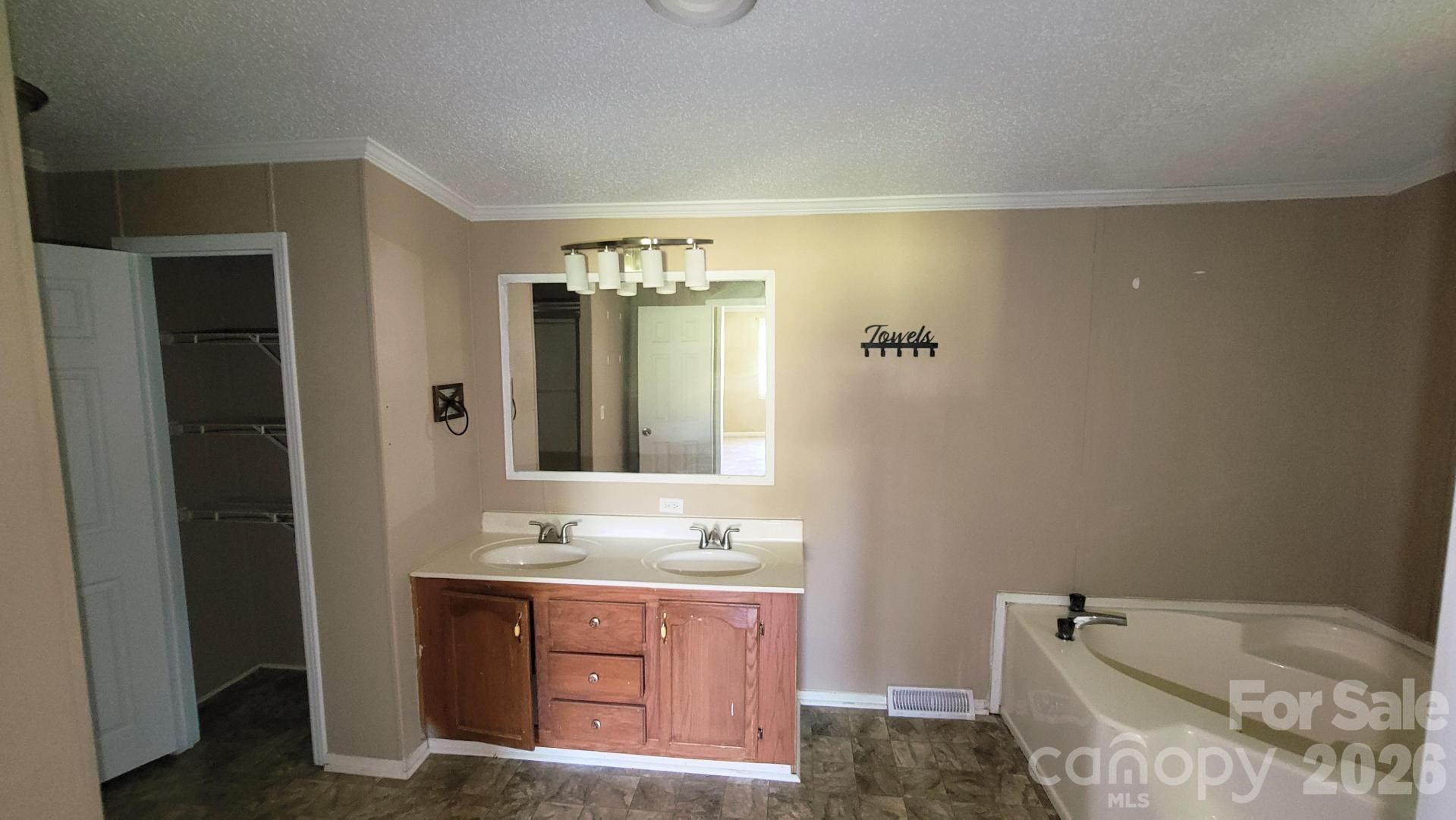 Single Family Residence at 5401 Creek Run Court, Bessemer City, photo 13 of 17