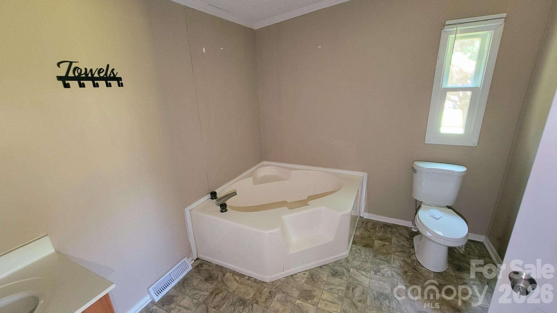 Single Family Residence at 5401 Creek Run Court, Bessemer City, photo 14 of 17