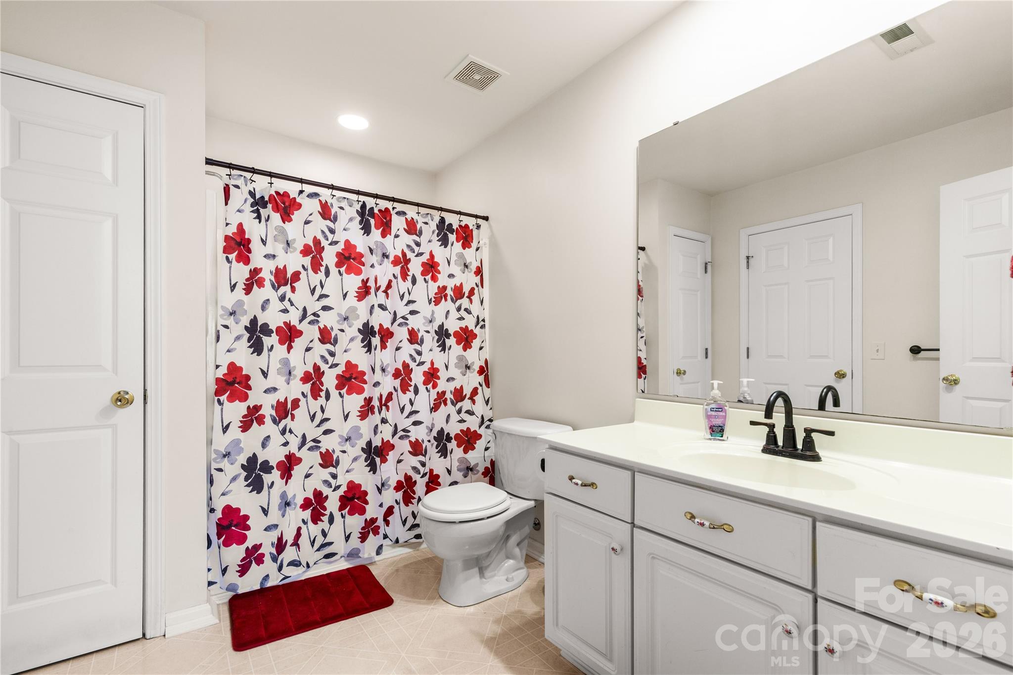 Bedroom En-Suite - 901 Clover Park Drive, Clover