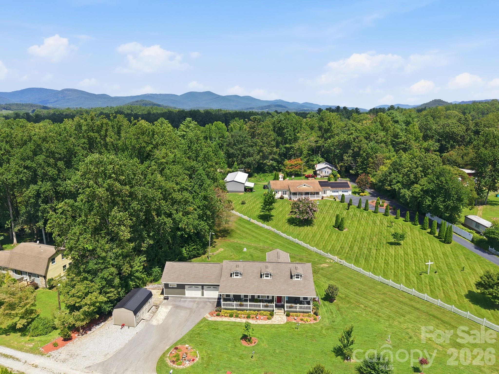 Single Family Residence at 60 Shacoba Lane, Hendersonville, photo 6 of 38