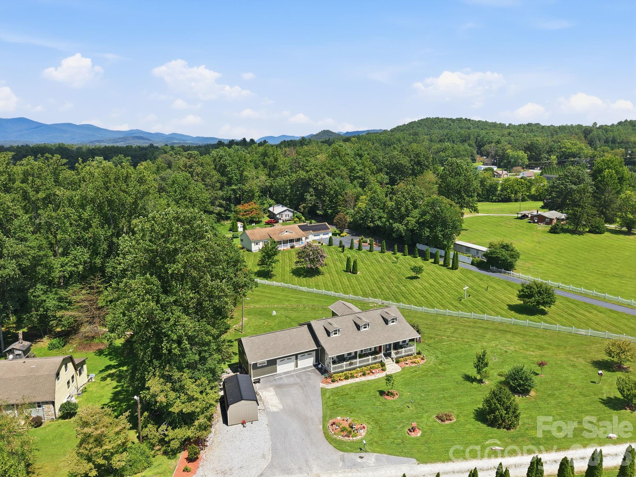 Single Family Residence at 60 Shacoba Lane, Hendersonville, photo 7 of 38