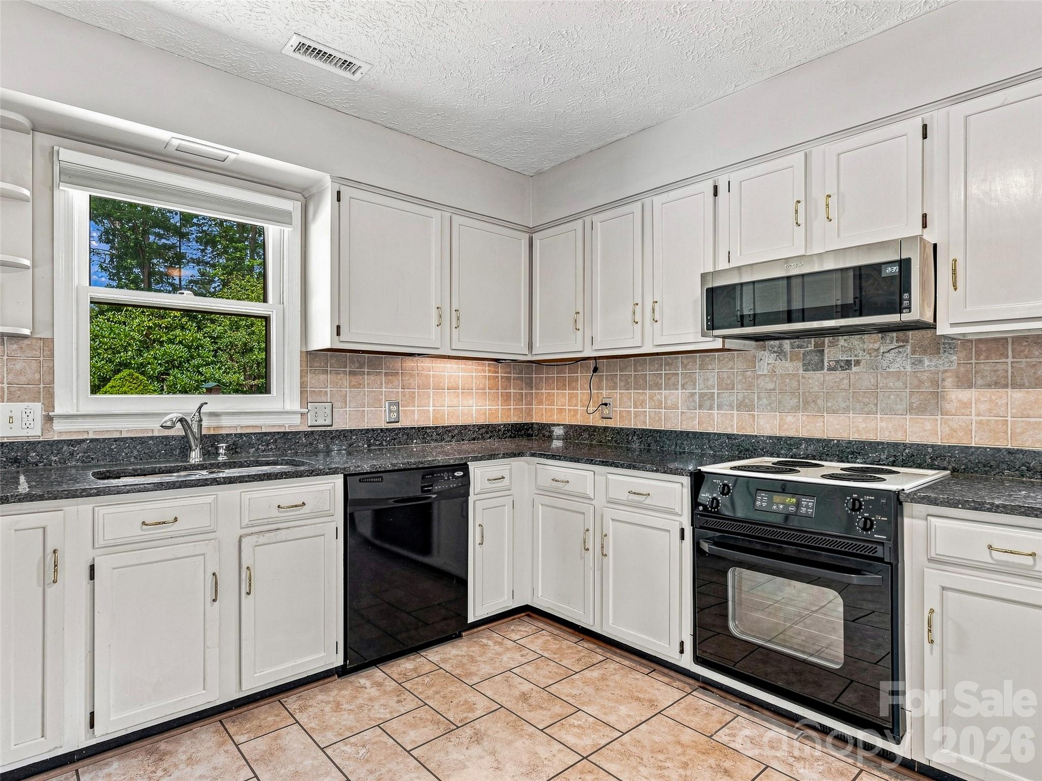 Single Family Residence at 38 Chadwick Wade Drive, Asheville, photo 11 of 48