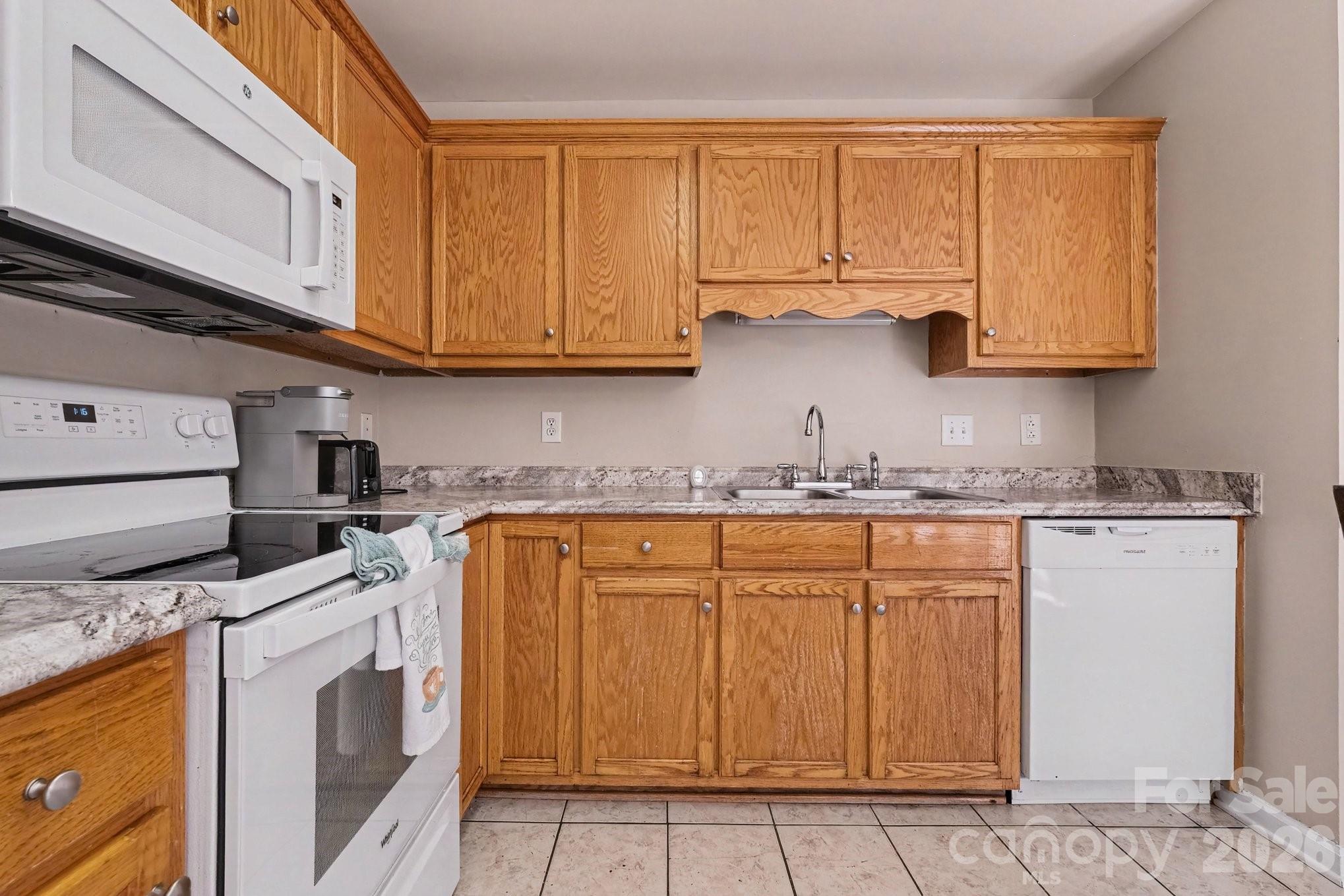 Kitchen - 2240 15th Avenue NE, Hickory