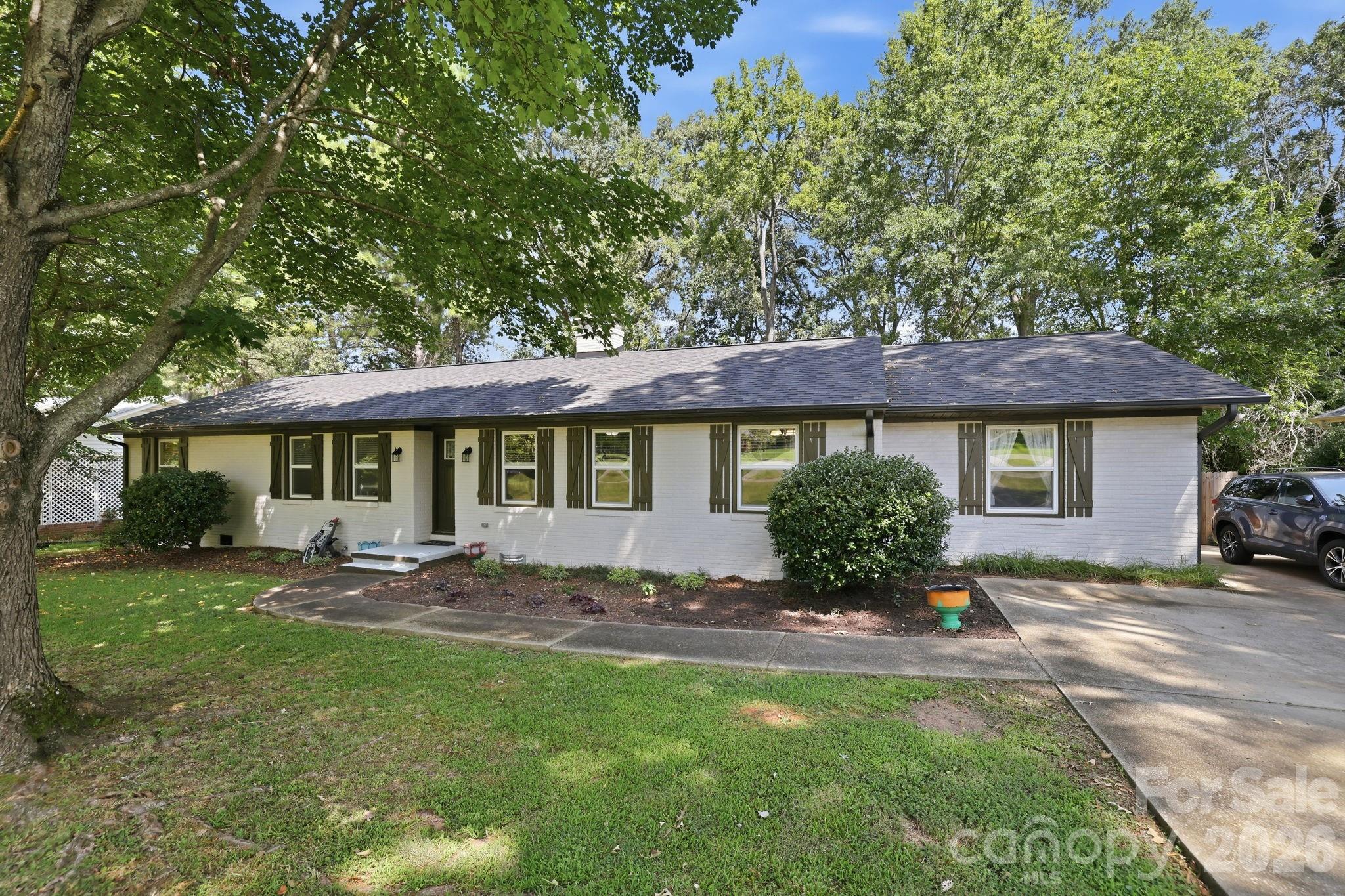 Single Family Residence at 1053 Christopher Circle, Rock Hill, photo 2 of 46