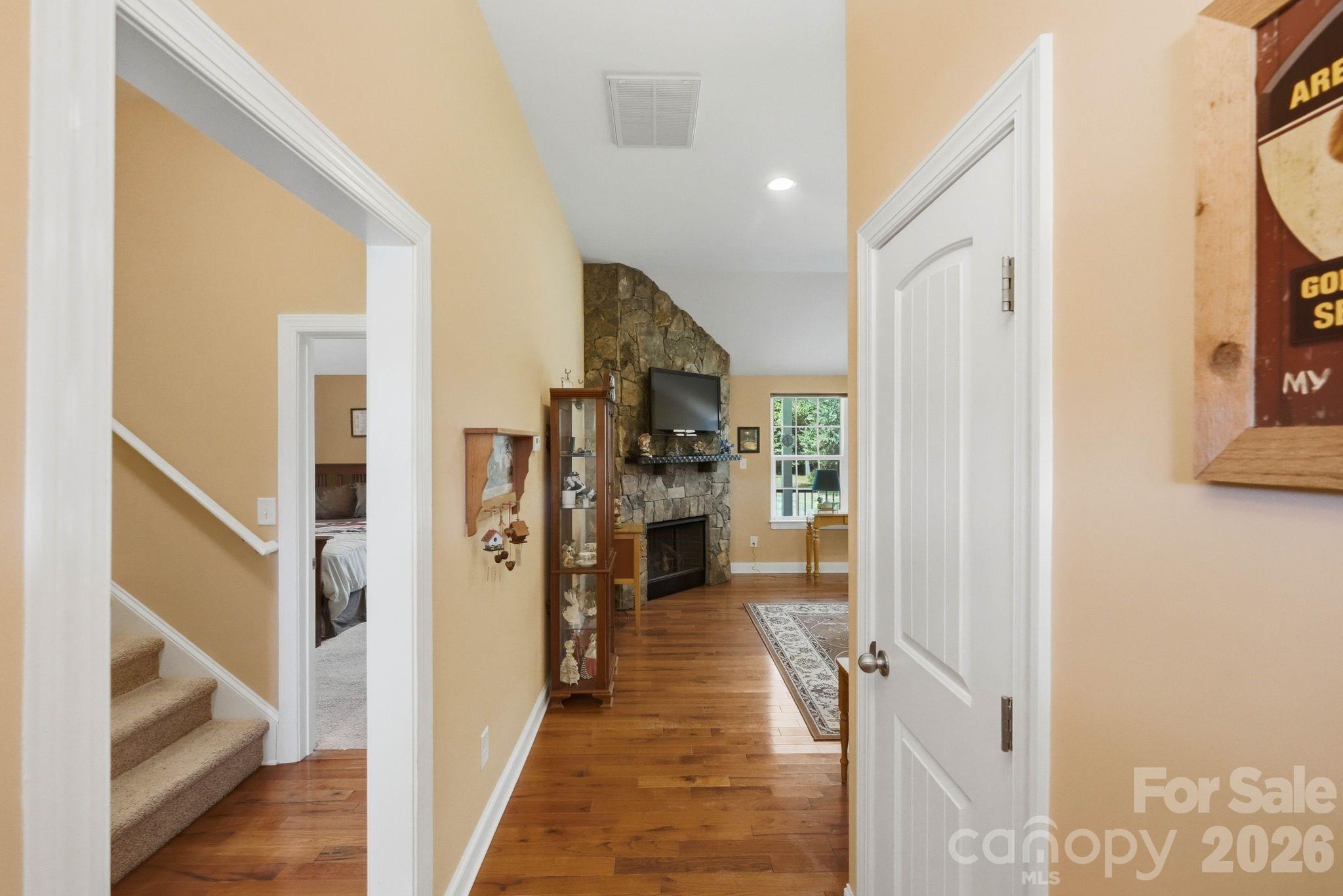 Single Family Residence at 107 E Vista View Place, Mooresville, photo 9 of 46