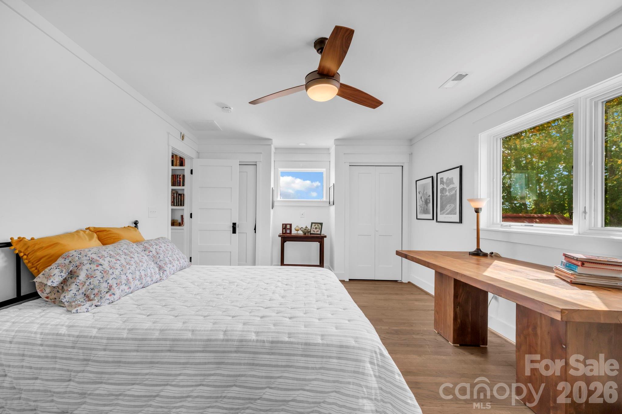 Guest bedroom w/ ceiling fan and access to nook overlooking foyer - 1260 Beaver Island Trail Road, Walnut Cove