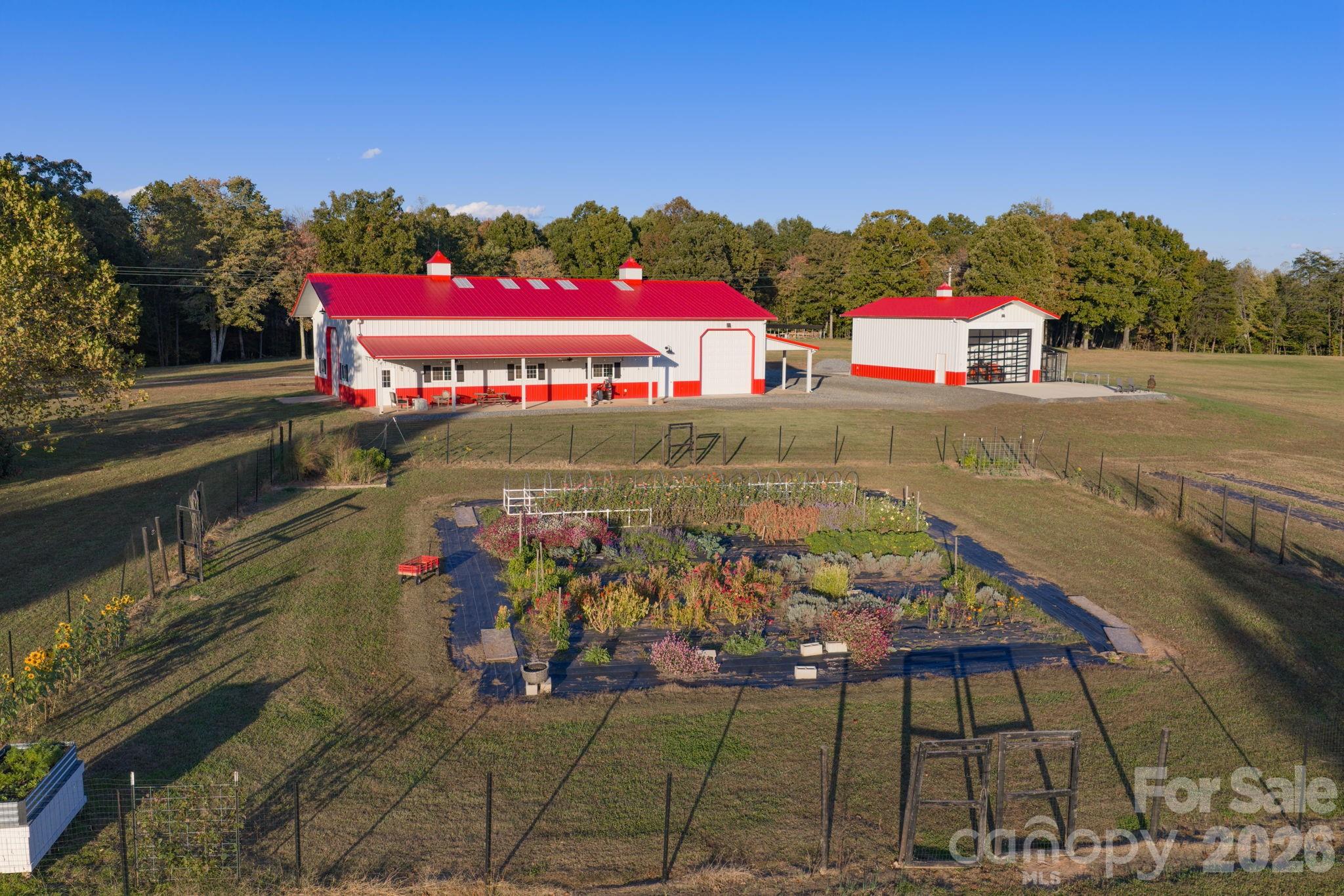 Expansive back yard garden w/ fencing - 1260 Beaver Island Trail Road, Walnut Cove