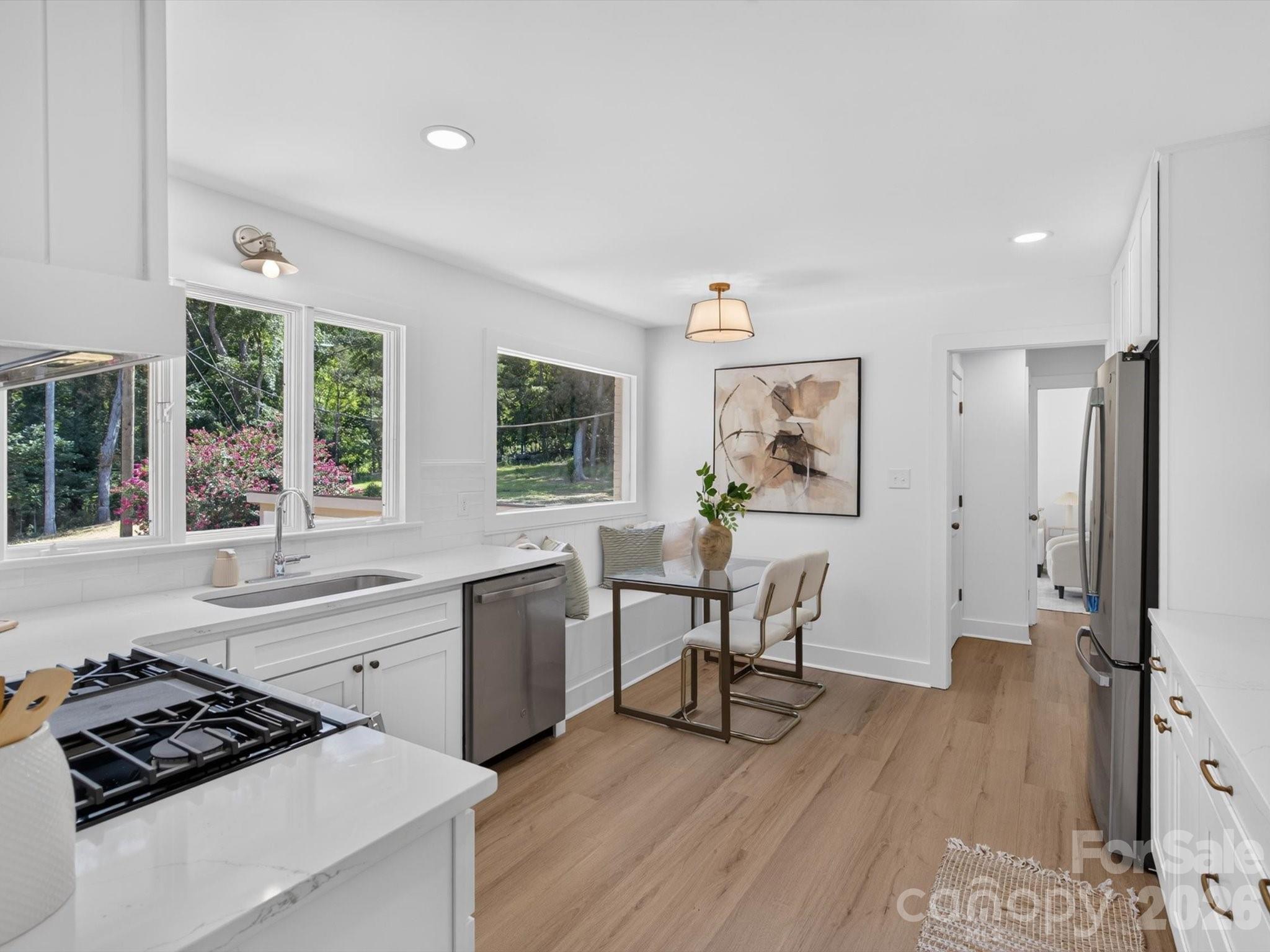 Crisp, bright kitchen design. - 2532 Sam Newell Road, Matthews