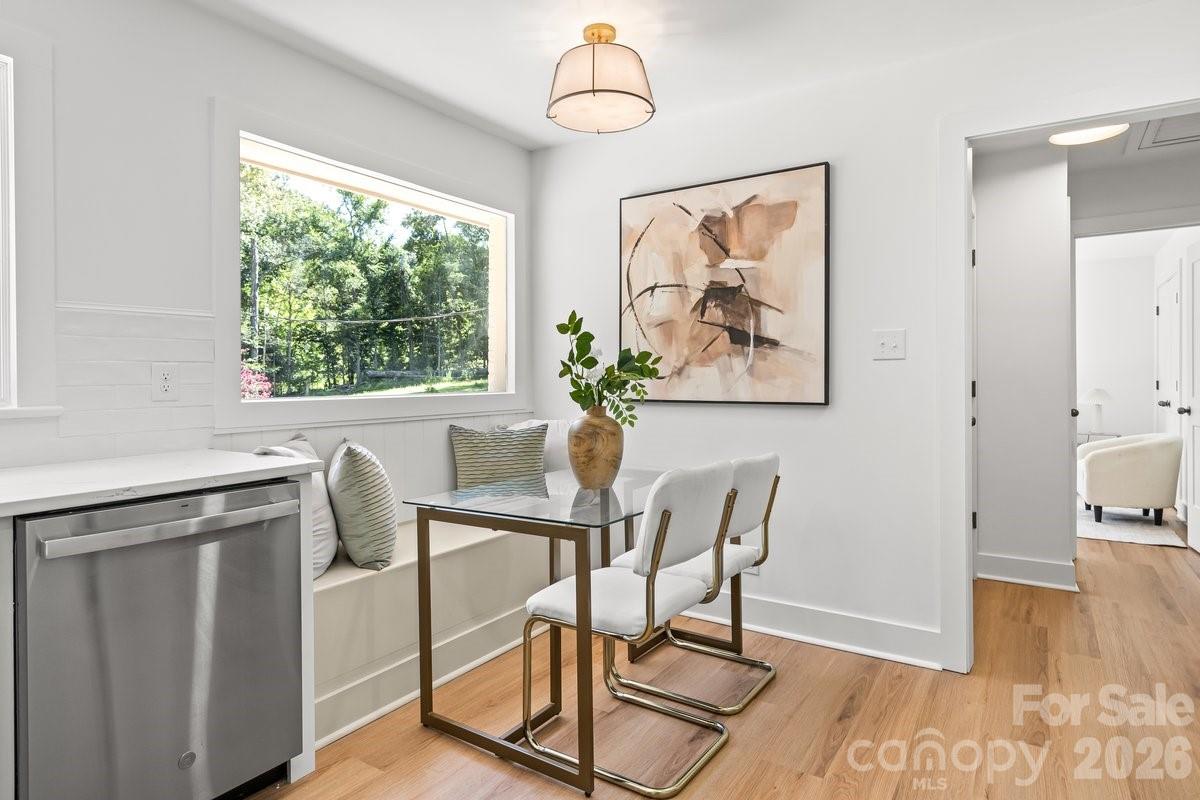 A Sleek and Versatile Eat In Kitchen - 2532 Sam Newell Road, Matthews