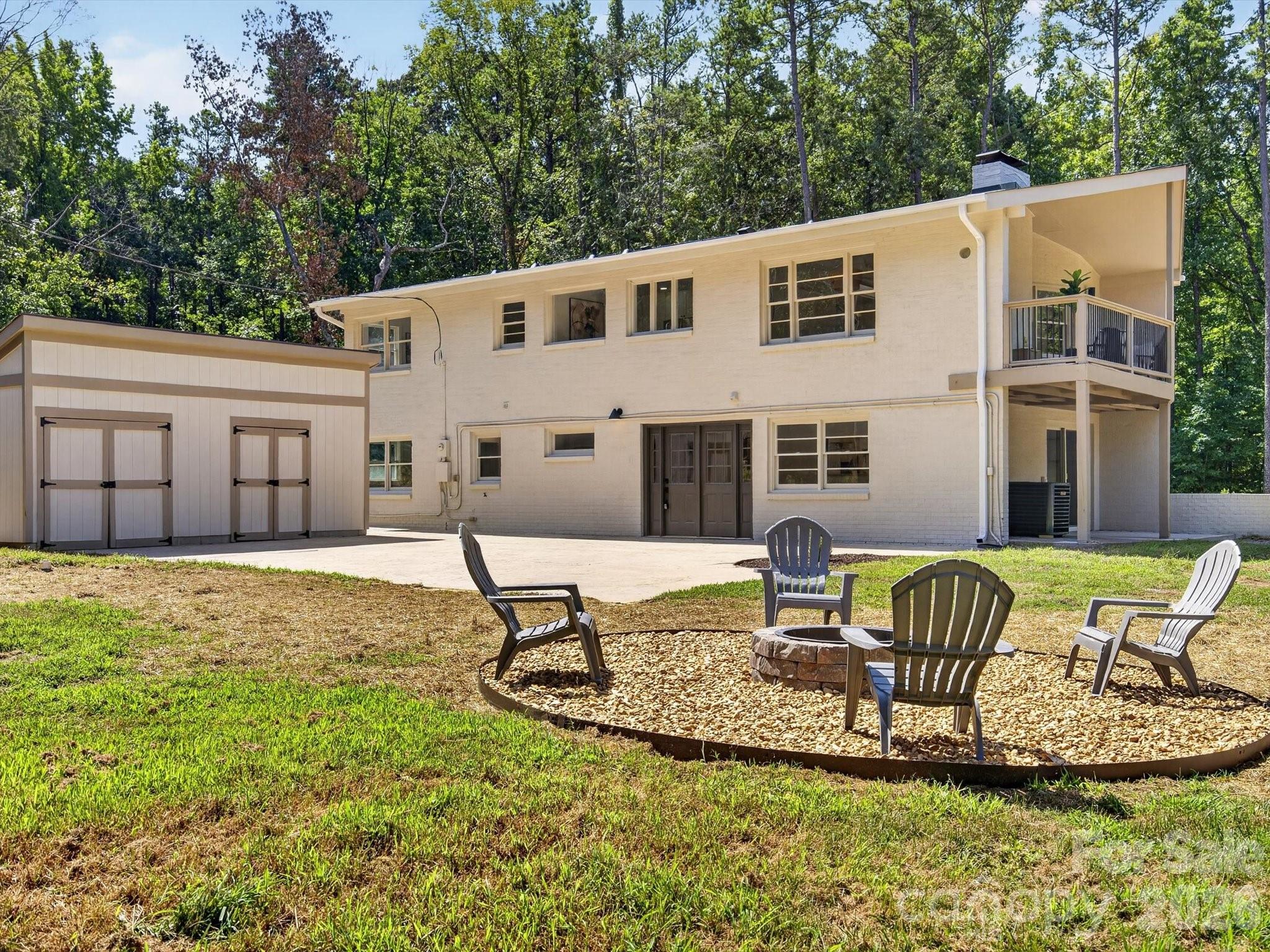 Ample Space to gather and play outdoors. - 2532 Sam Newell Road, Matthews