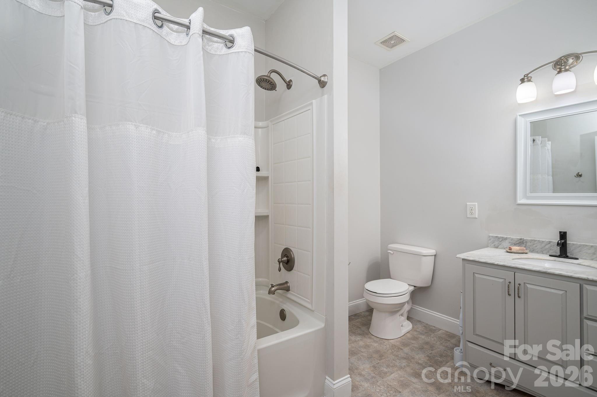 Upstairs Full Bath 1 of 2 - 1903 Miners Creek Drive, Lincolnton
