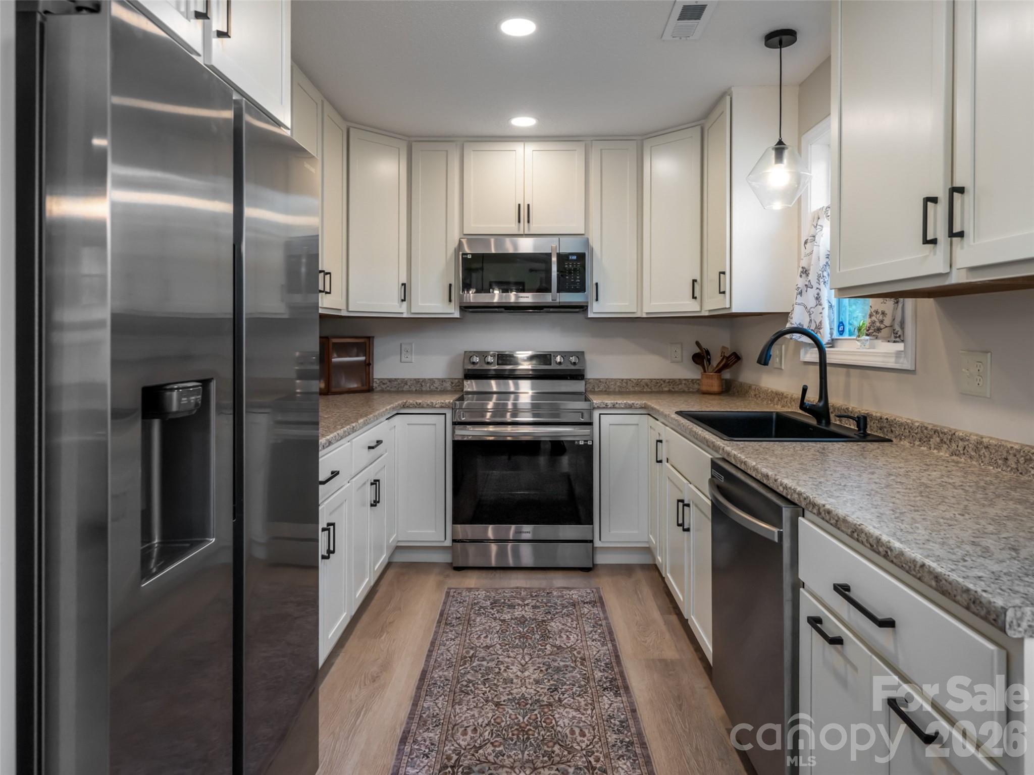 Single Family Residence at 115 Soulshine Court, Asheville, photo 10 of 35