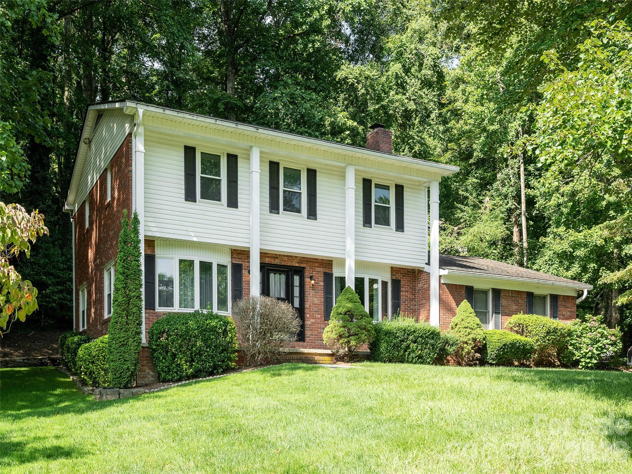 Single Family Residence at 211 Ginseng Lane, Hendersonville, photo 2 of 38
