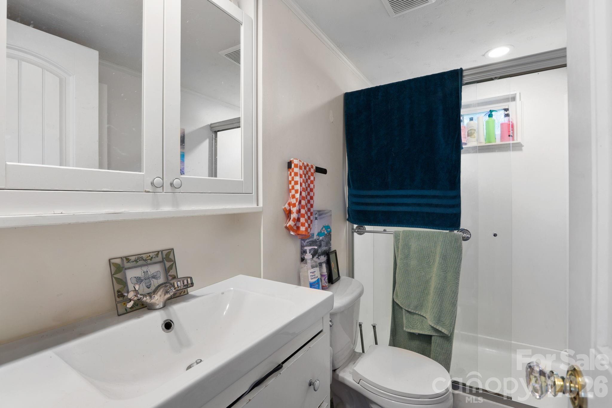 Cottage bathroom - 169 and 171 Cragmont Road, Black Mountain