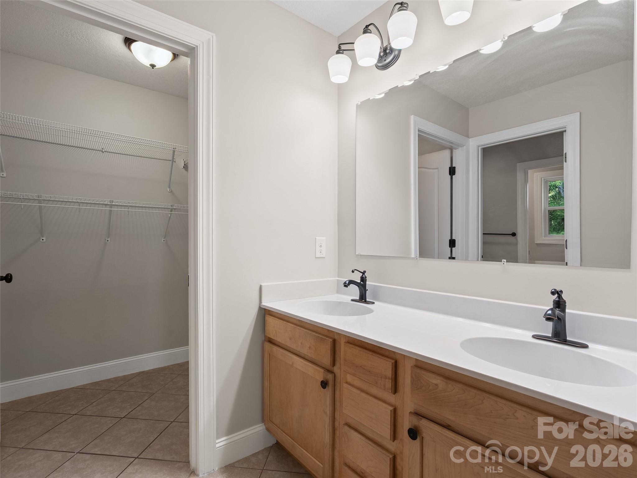 Dual Vanity in Primary En Suite - 11 Tahchee Trail, Fletcher