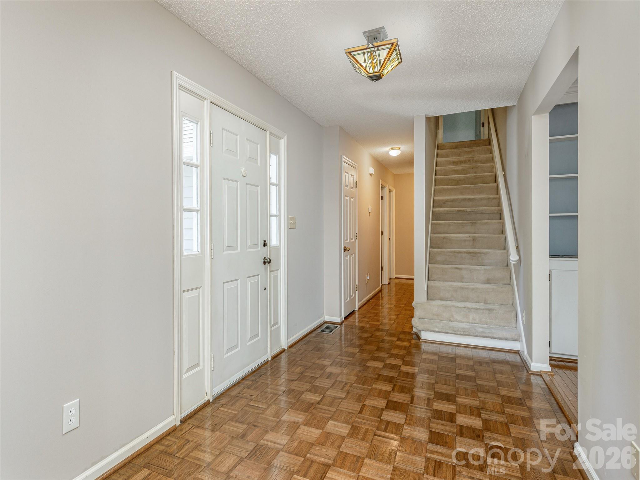 The Entrance Hall - 15 Glen Crest Drive, Arden