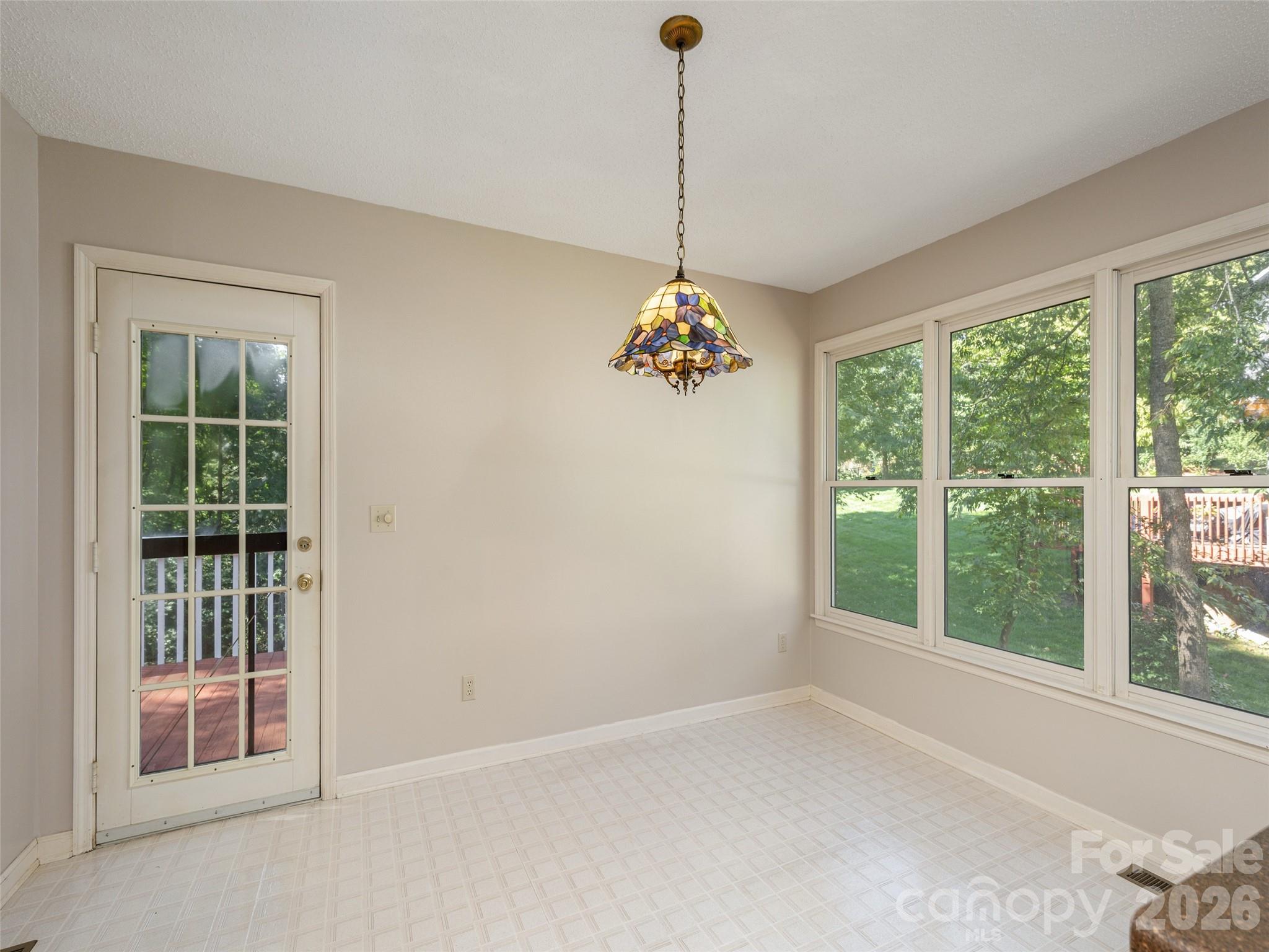 Family Dining in the Kitchen & Deck Access - 15 Glen Crest Drive, Arden