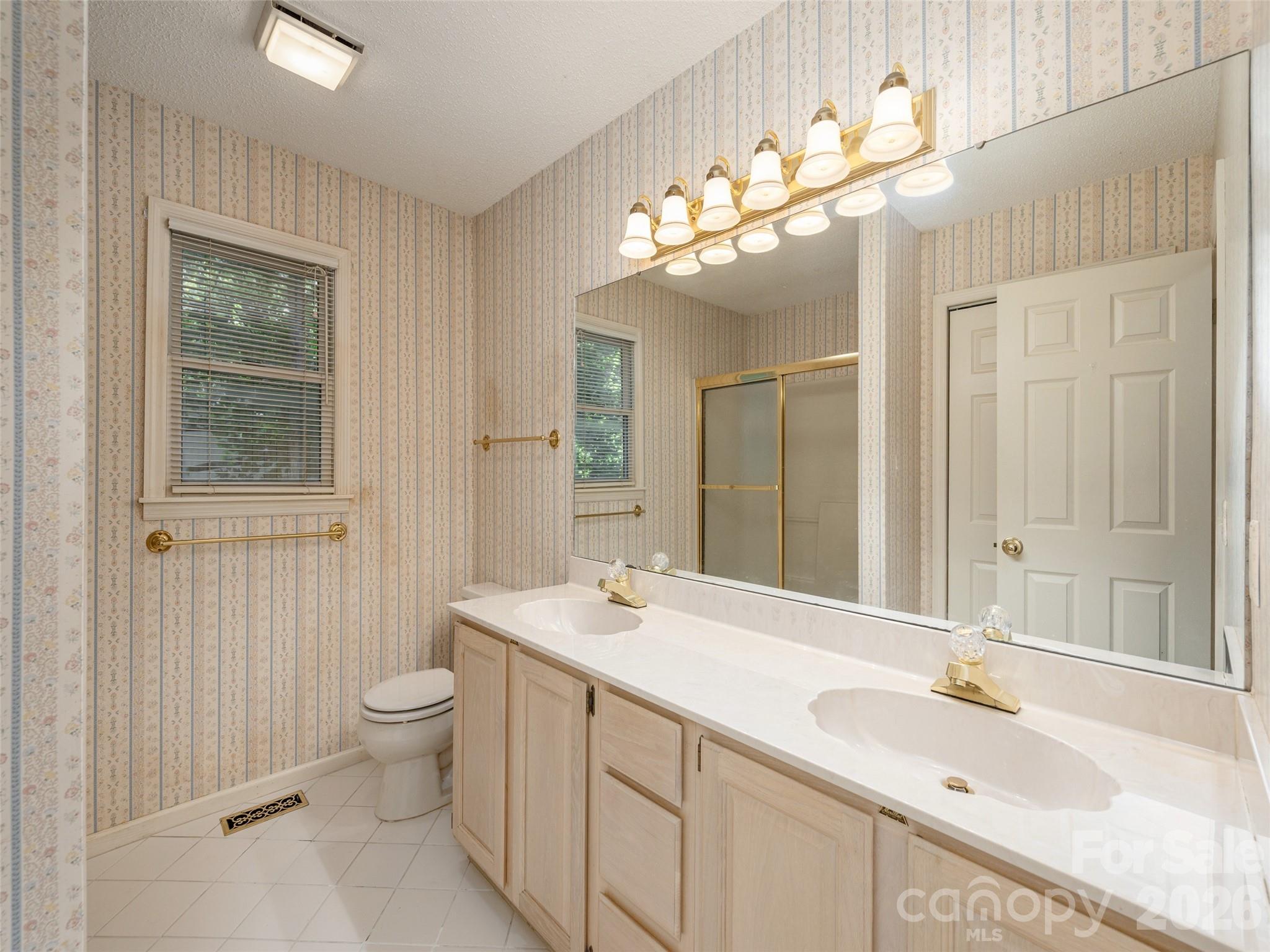 Hall Bath - 15 Glen Crest Drive, Arden