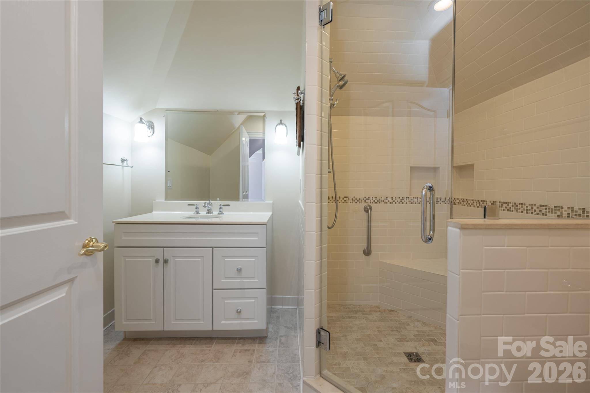 Upstairs bath - 8 Clovelly Way, Asheville