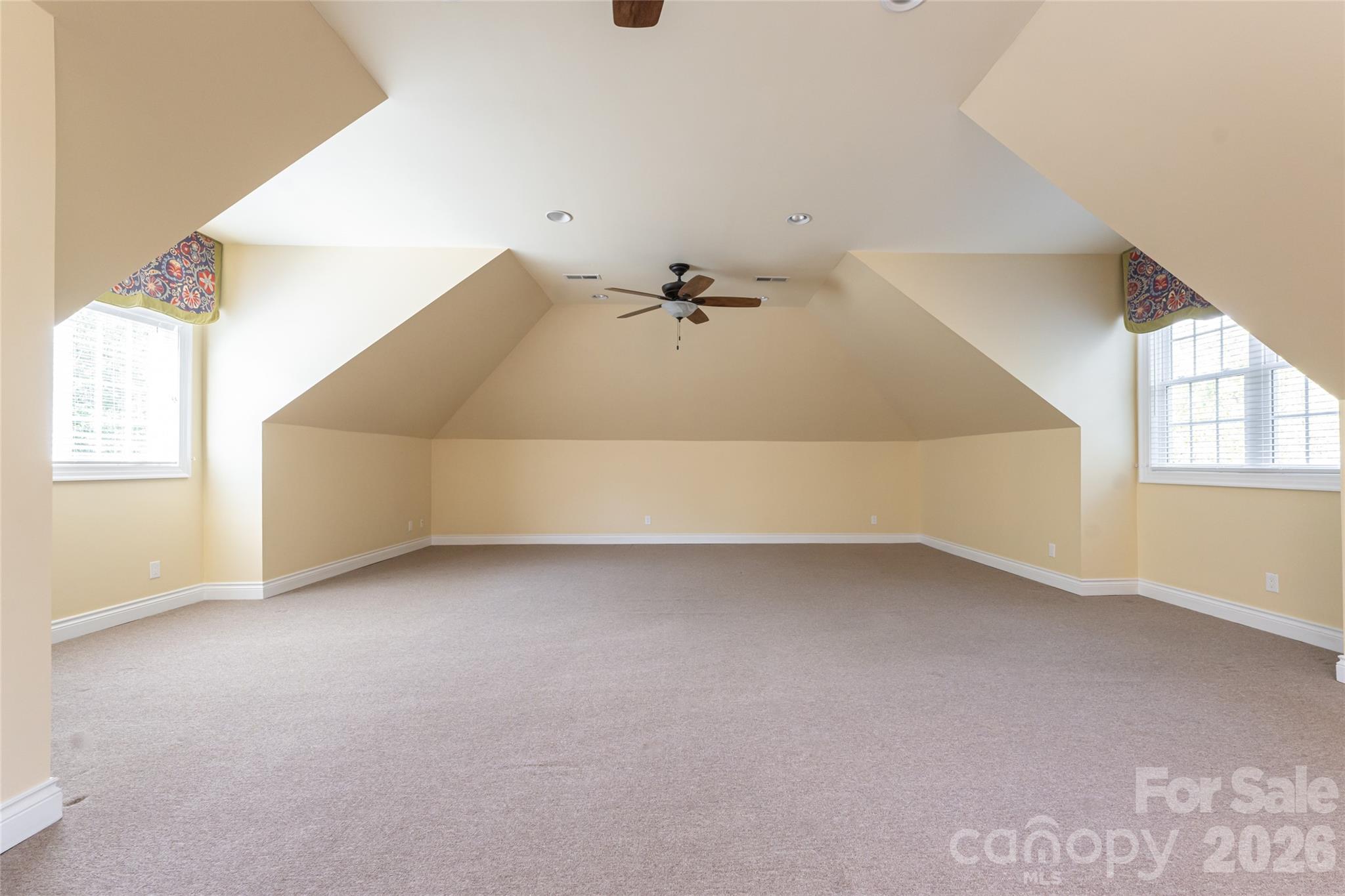 Upper level bedroom/bonus room - 8 Clovelly Way, Asheville