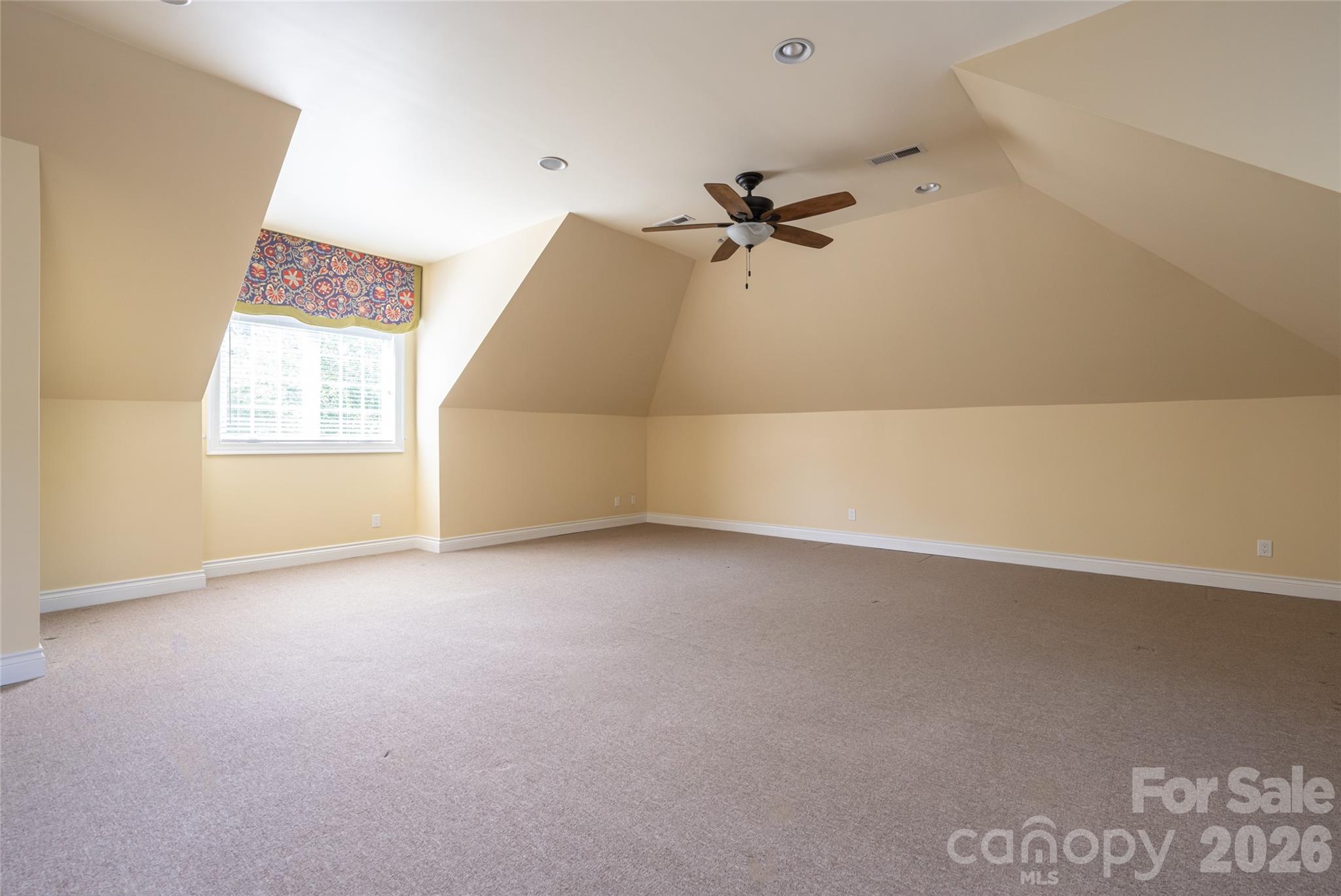 Upper level bedroom/bonus room - 8 Clovelly Way, Asheville