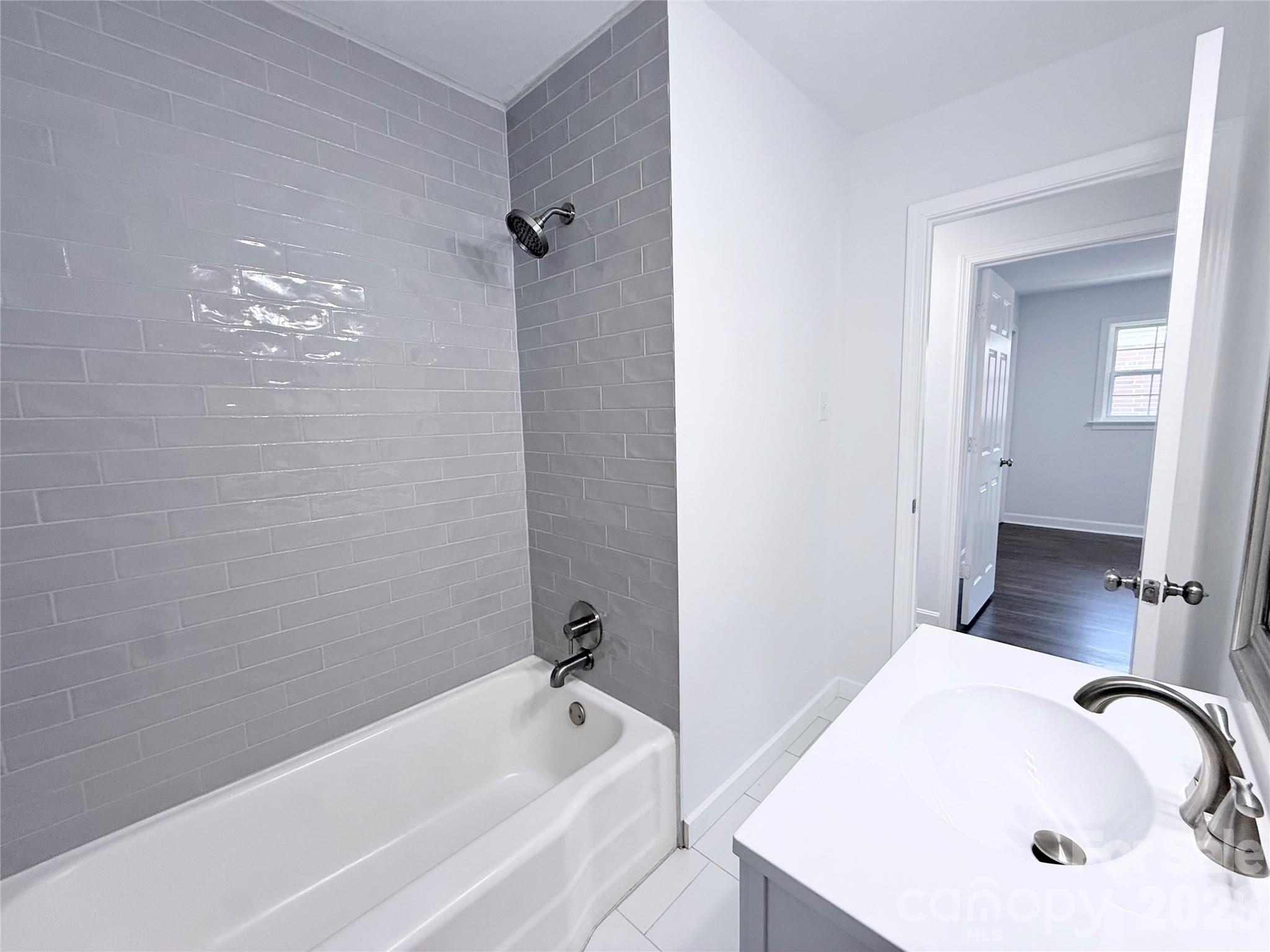 Full bathroom - 1507 W Horah Street, Salisbury