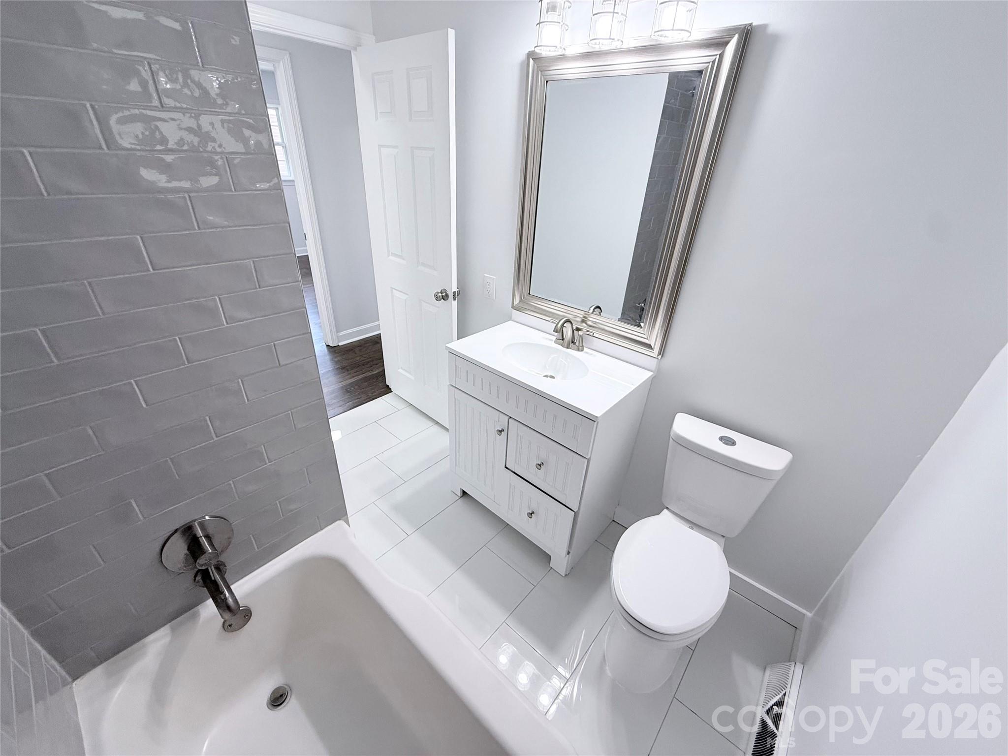 Full bathroom - 1507 W Horah Street, Salisbury