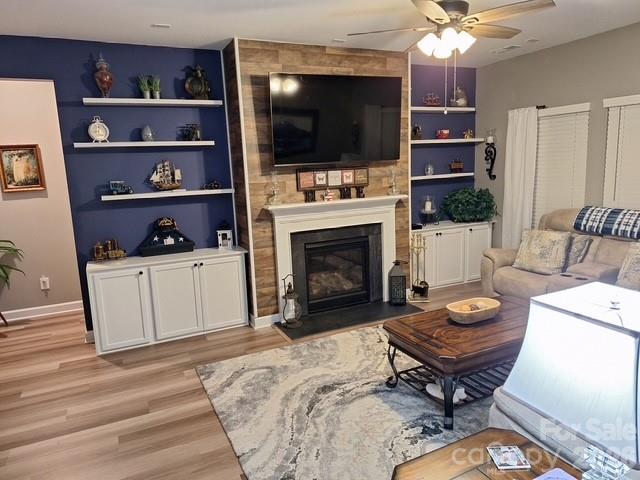 Lovely built in and floating shelves - 5134 Turtle Creek Drive, Denver