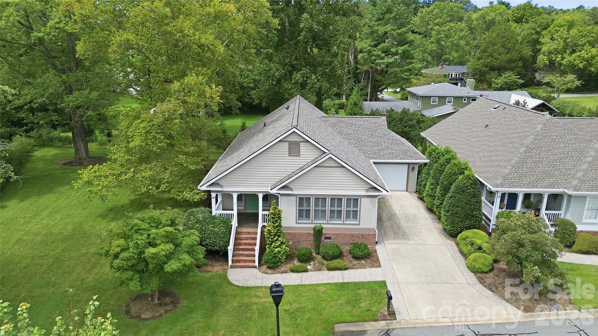 18 Creekside offers a private cul-de-sac setting with mature growth - 18 Creekside Way, Asheville