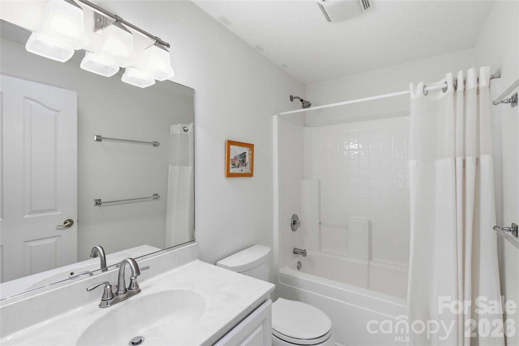 Upstairs guest room with full bath and walk in closet - 18 Creekside Way, Asheville