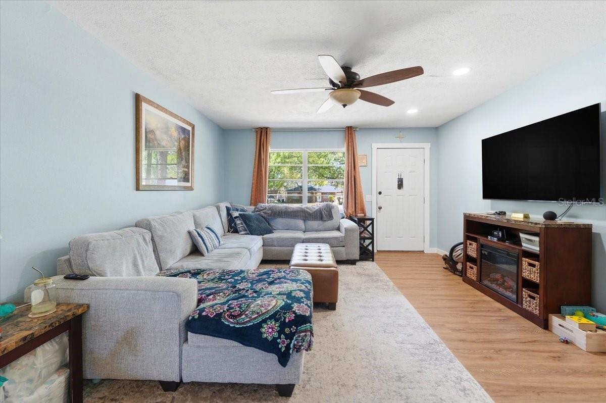 Single Family Residence at 215 CARLA ANN CT, AUBURNDALE, photo 2 of 34