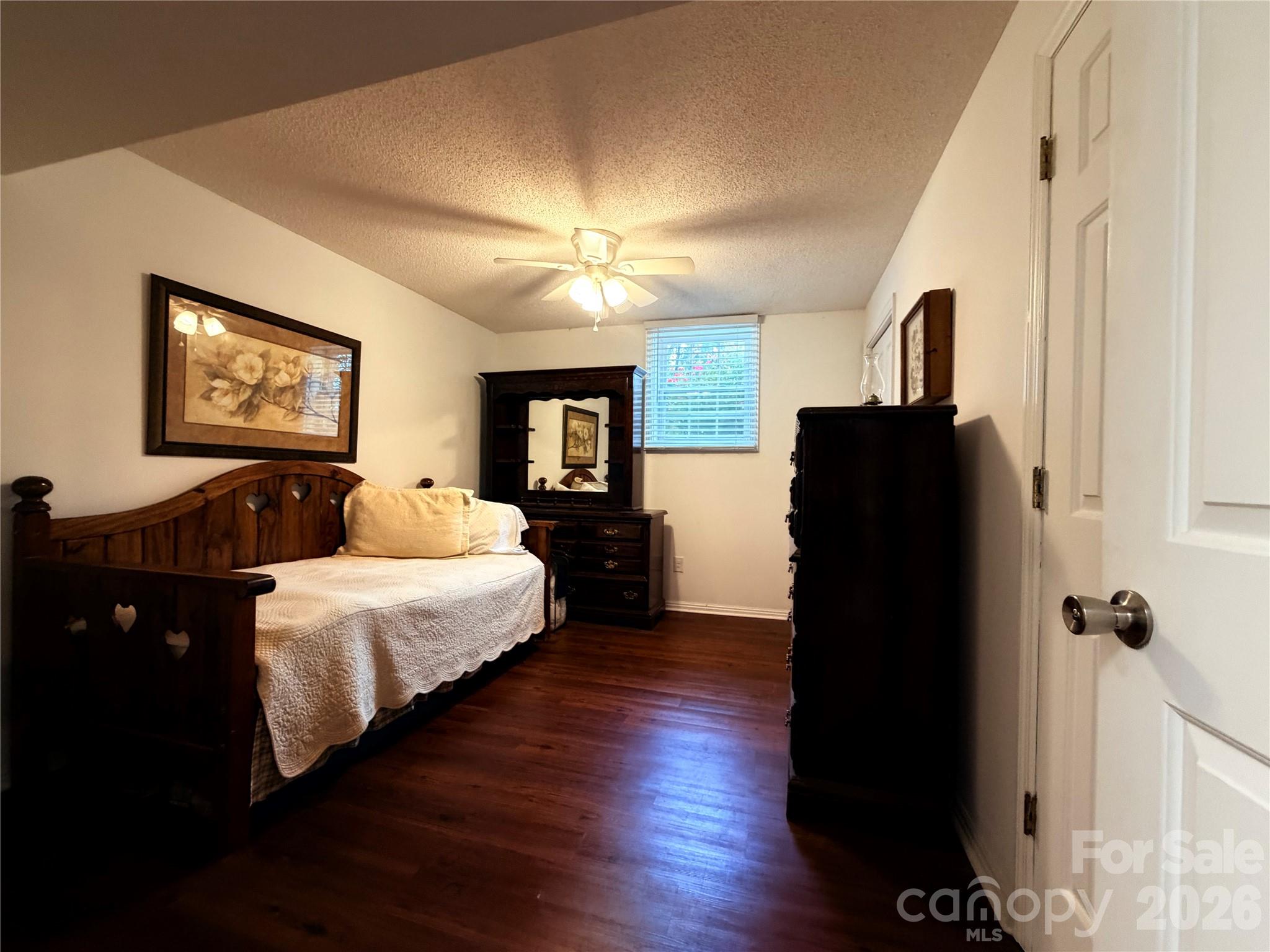 Downstairs Guest Room - 1000 Beaumont Poplar Street, North Wilkesboro