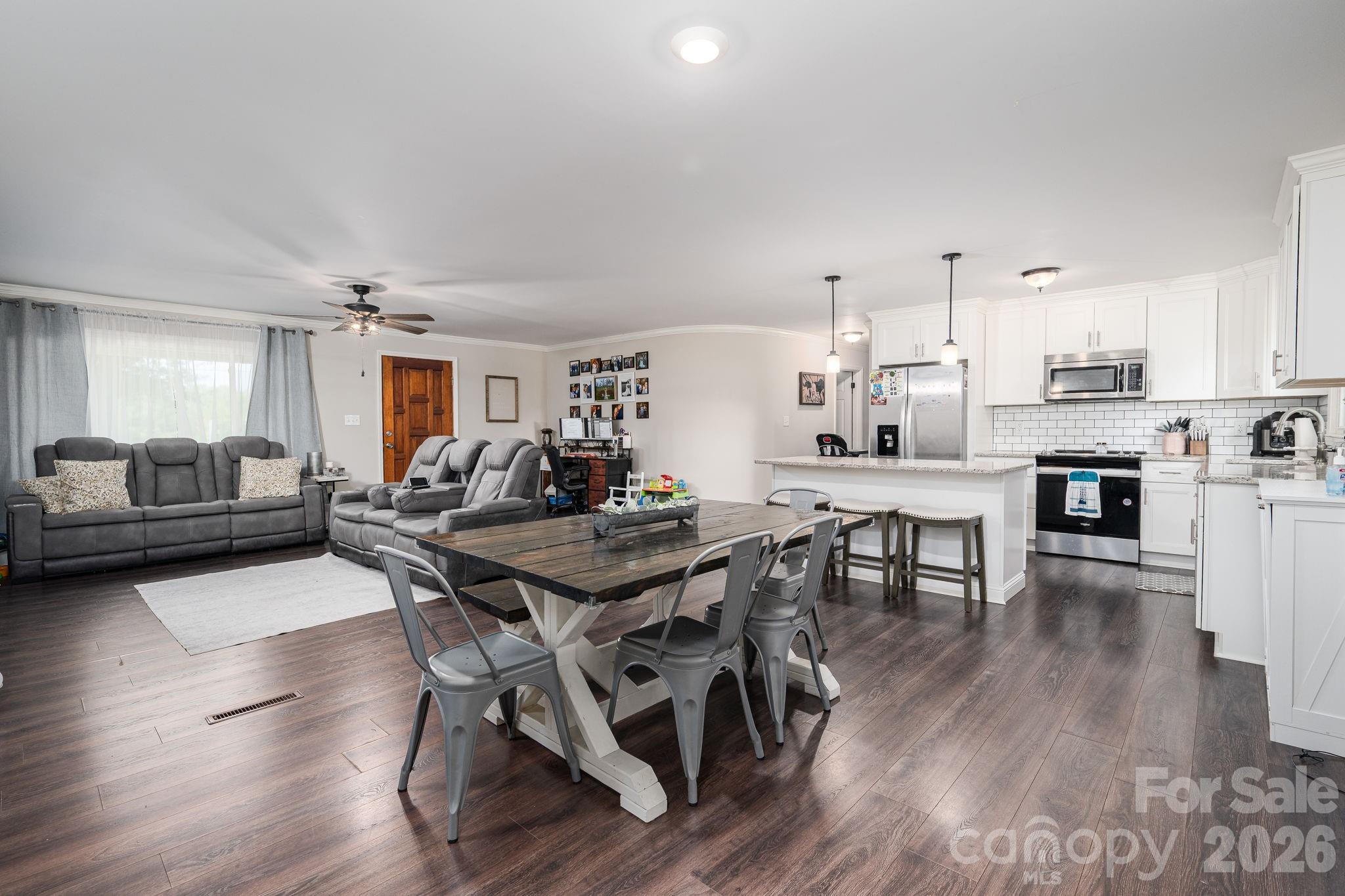 Open concept kitchen/living/dining - 1718 Woolie Road, Lincolnton