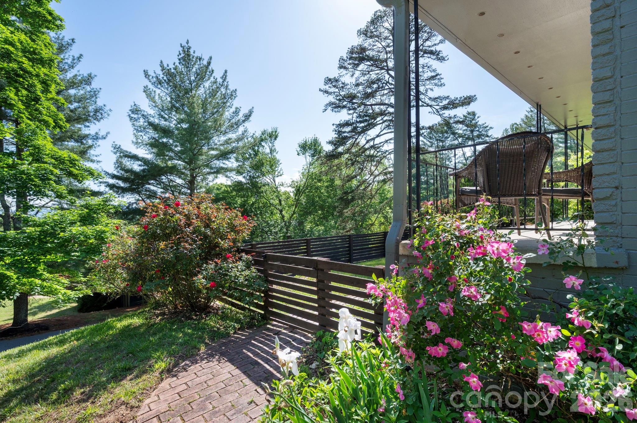 Single Family Residence at 301 Stratford Road, Asheville, photo 5 of 39