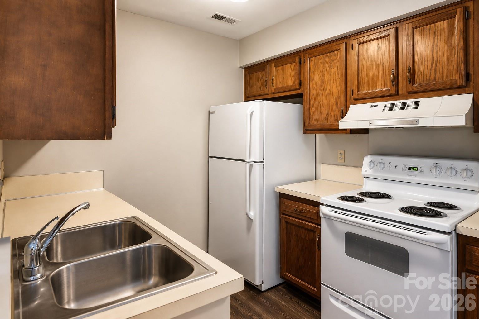 Condominium at 8024 Tremaine Court, Charlotte, photo 3 of 13