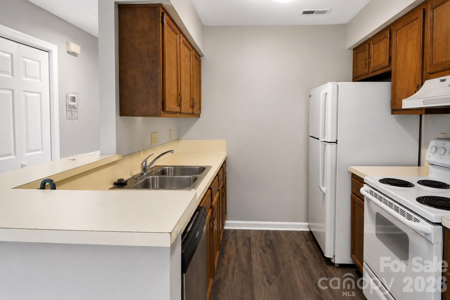 Condominium at 8024 Tremaine Court, Charlotte, photo 4 of 13