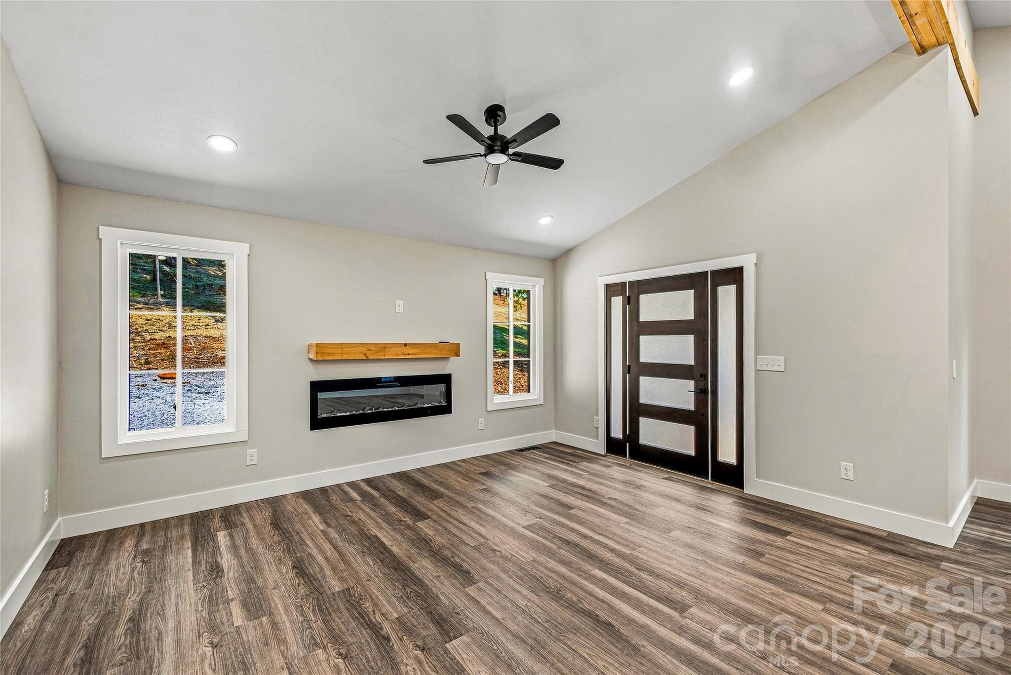 Spacious bedroom with vaulted ceiling - 60 Catatoga Trail, Marion