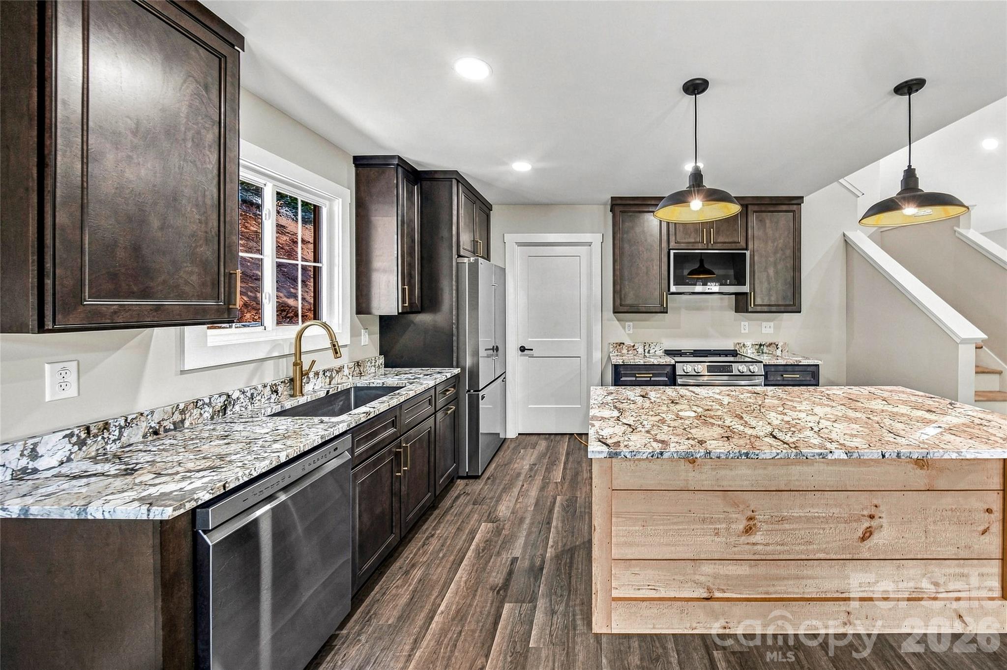 Spacious kitchen with abundant workspace - 87 Catatoga Trail, Marion