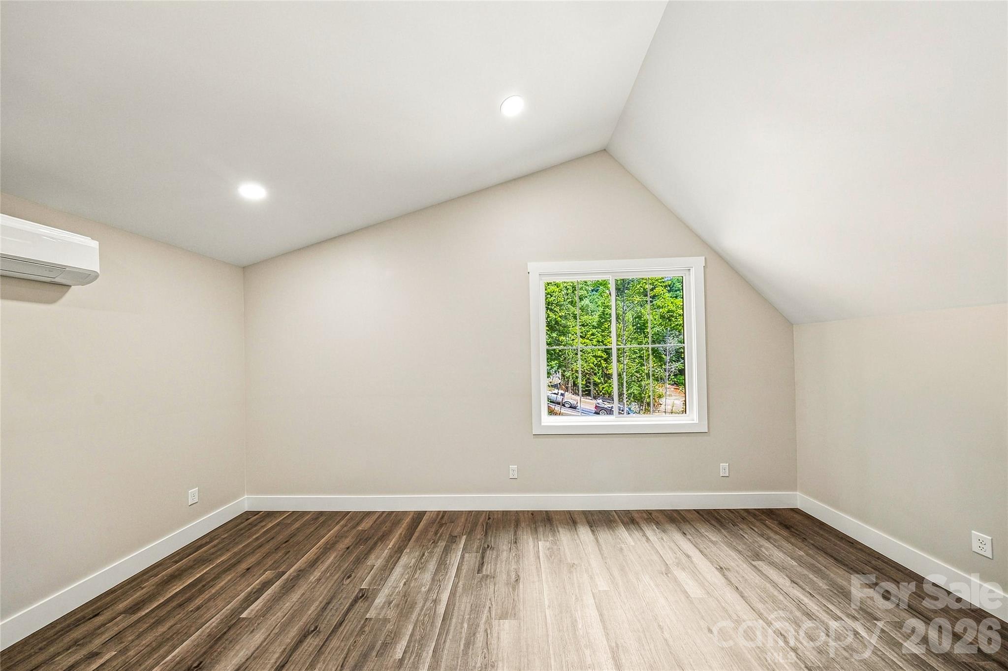 Vaulted upper-level bedroom - 87 Catatoga Trail, Marion