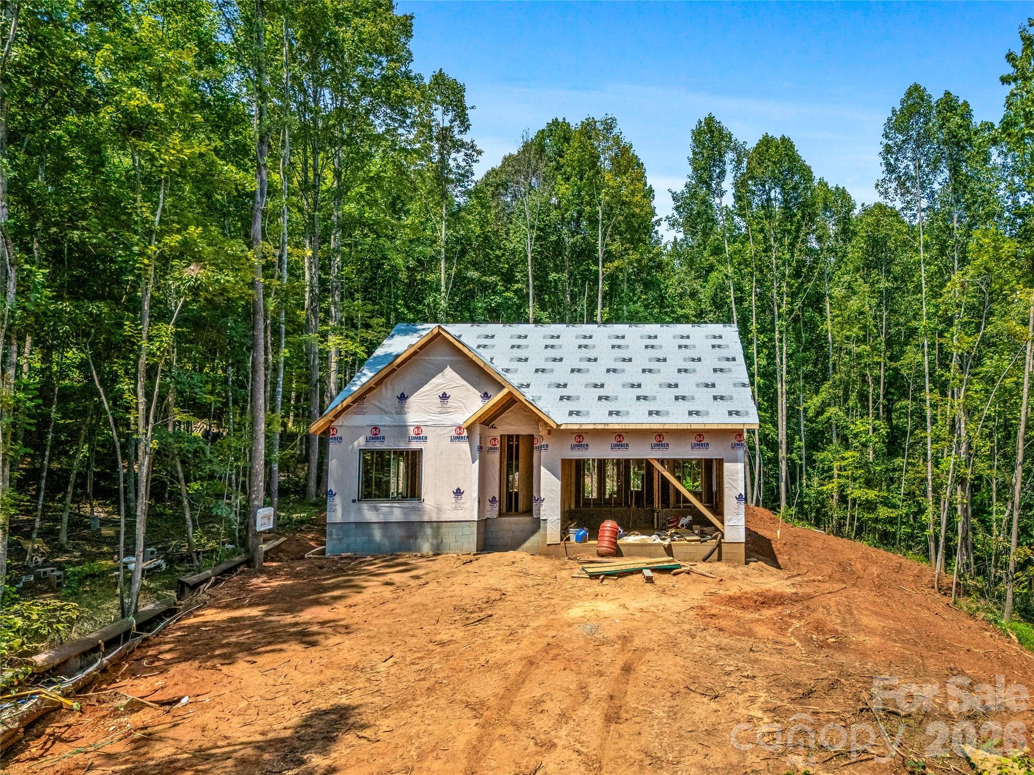 Home nestled in wooded mountain setting - 107 Catatoga Trail, Marion