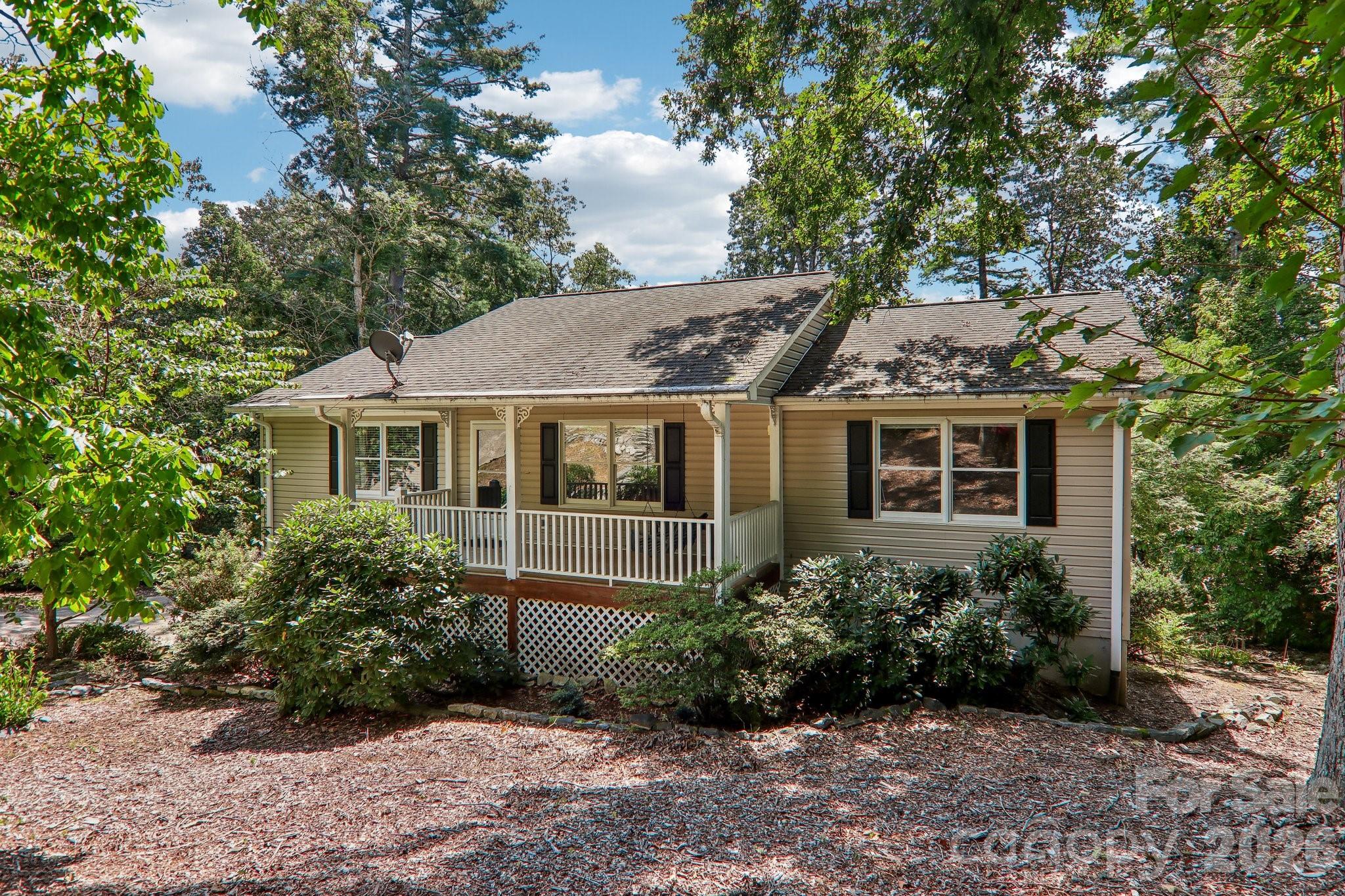 Single Family Residence at 7 Maple Leaf Drive, Hendersonville, photo 2 of 44