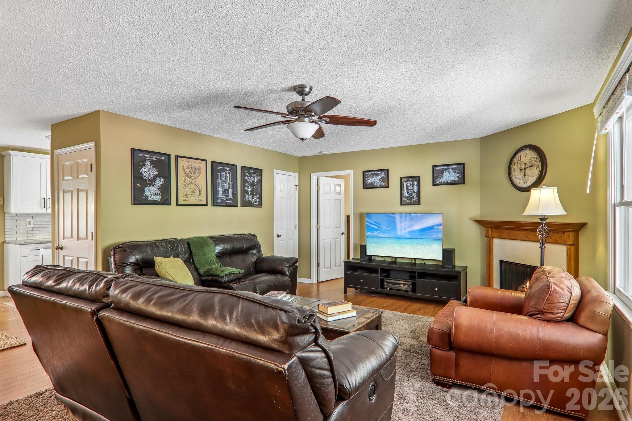 Single Family Residence at 7 Maple Leaf Drive, Hendersonville, photo 8 of 44