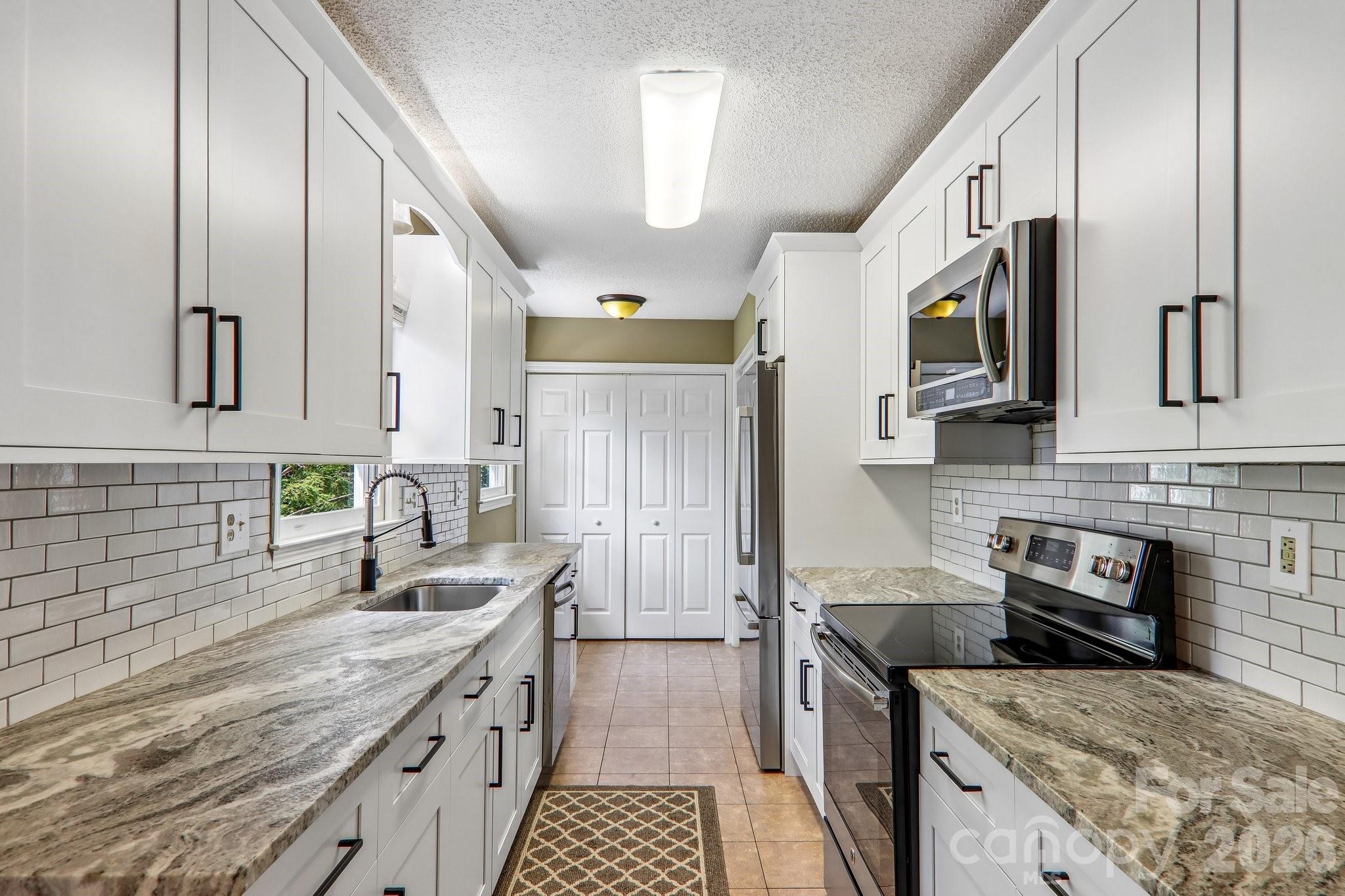 Single Family Residence at 7 Maple Leaf Drive, Hendersonville, photo 11 of 44