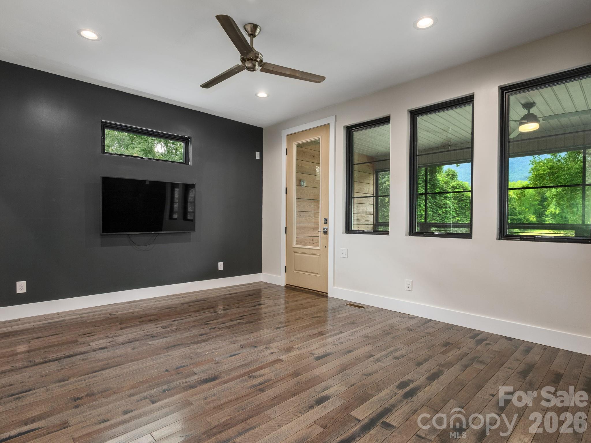 Single Family Residence at 364 Hallelujah Hill Lane, Columbus, photo 3 of 33