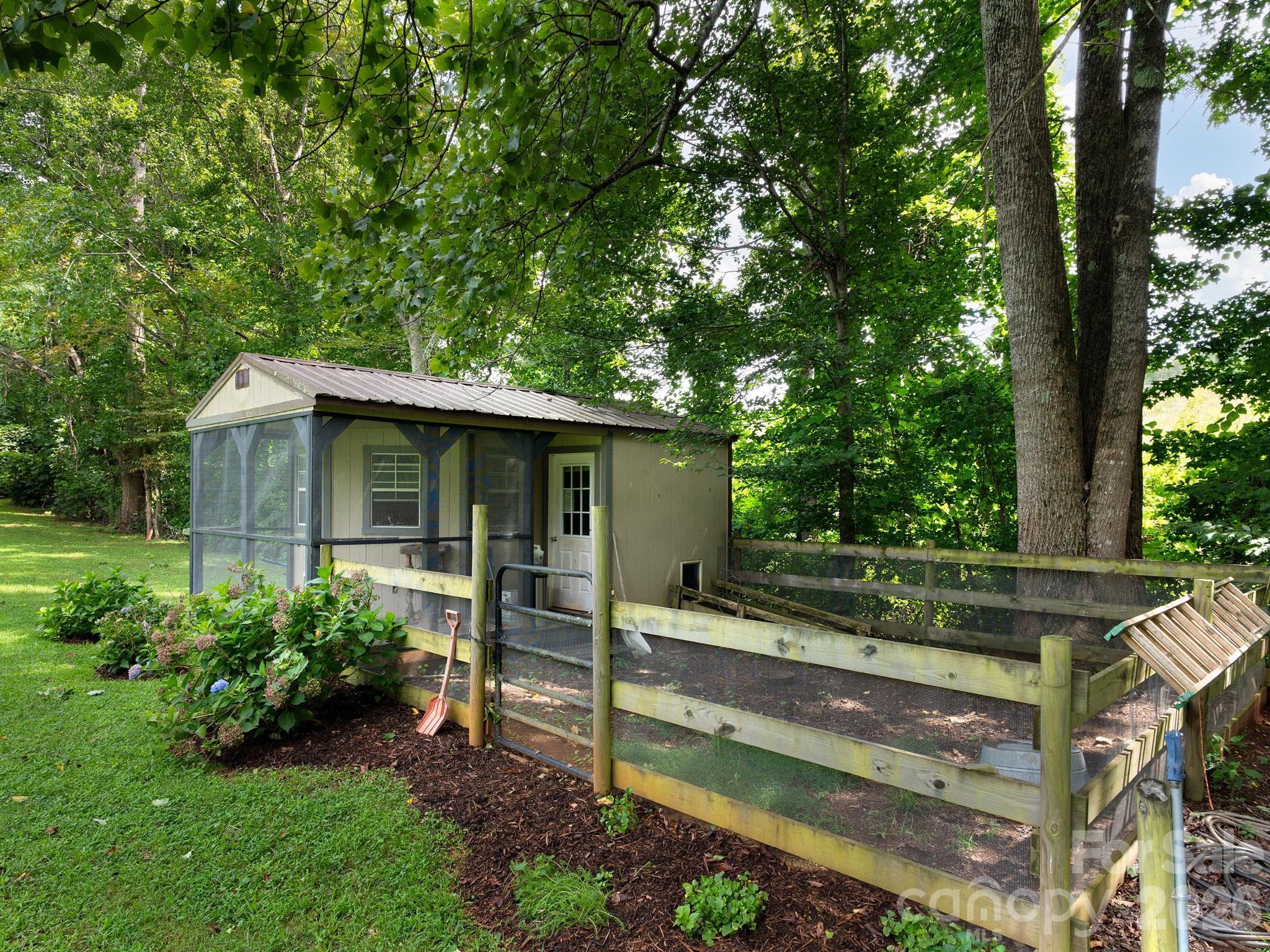 Single Family Residence at 364 Hallelujah Hill Lane, Columbus, photo 30 of 33