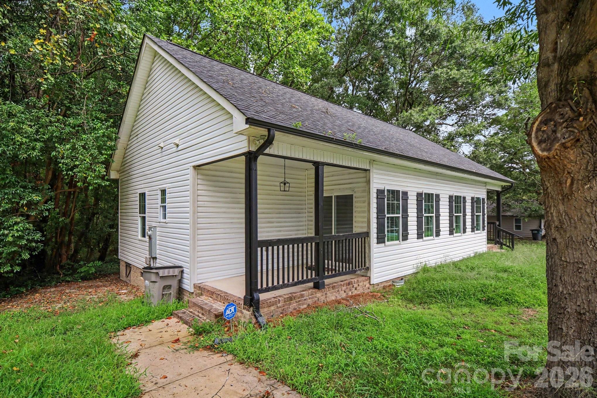 Single Family Residence at 1402 Essex Avenue, Gastonia, photo 3 of 34