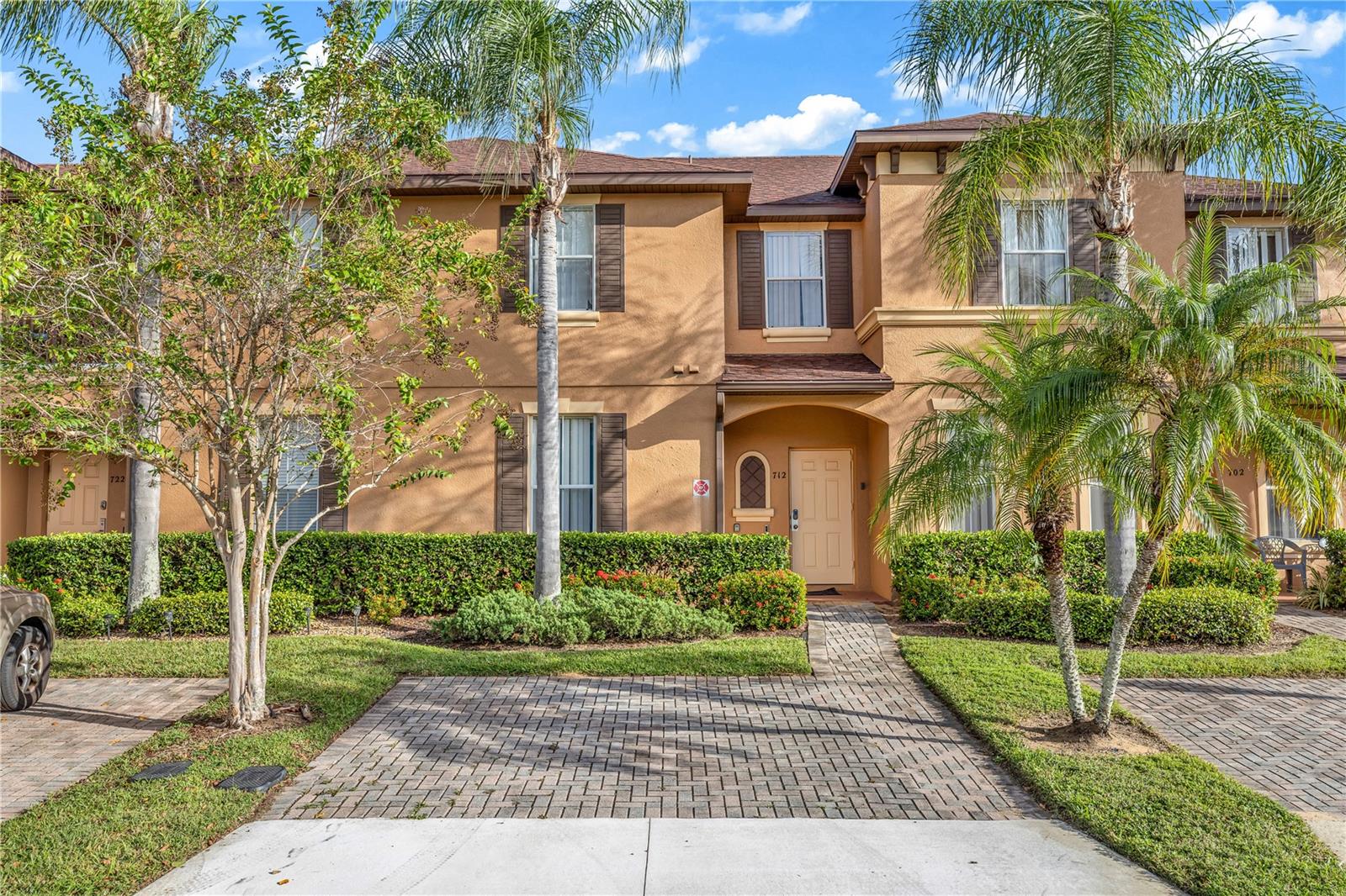 712 CALABRIA AVE