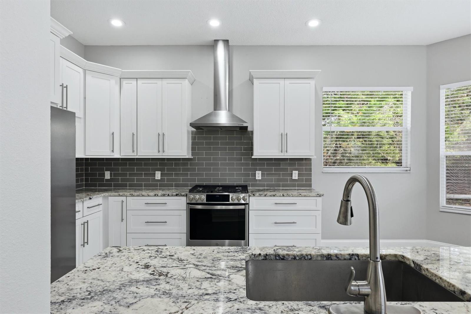 Single Family Residence at 6417 BLUE GROSBEAK CIR, BRADENTON, photo 18 of 64