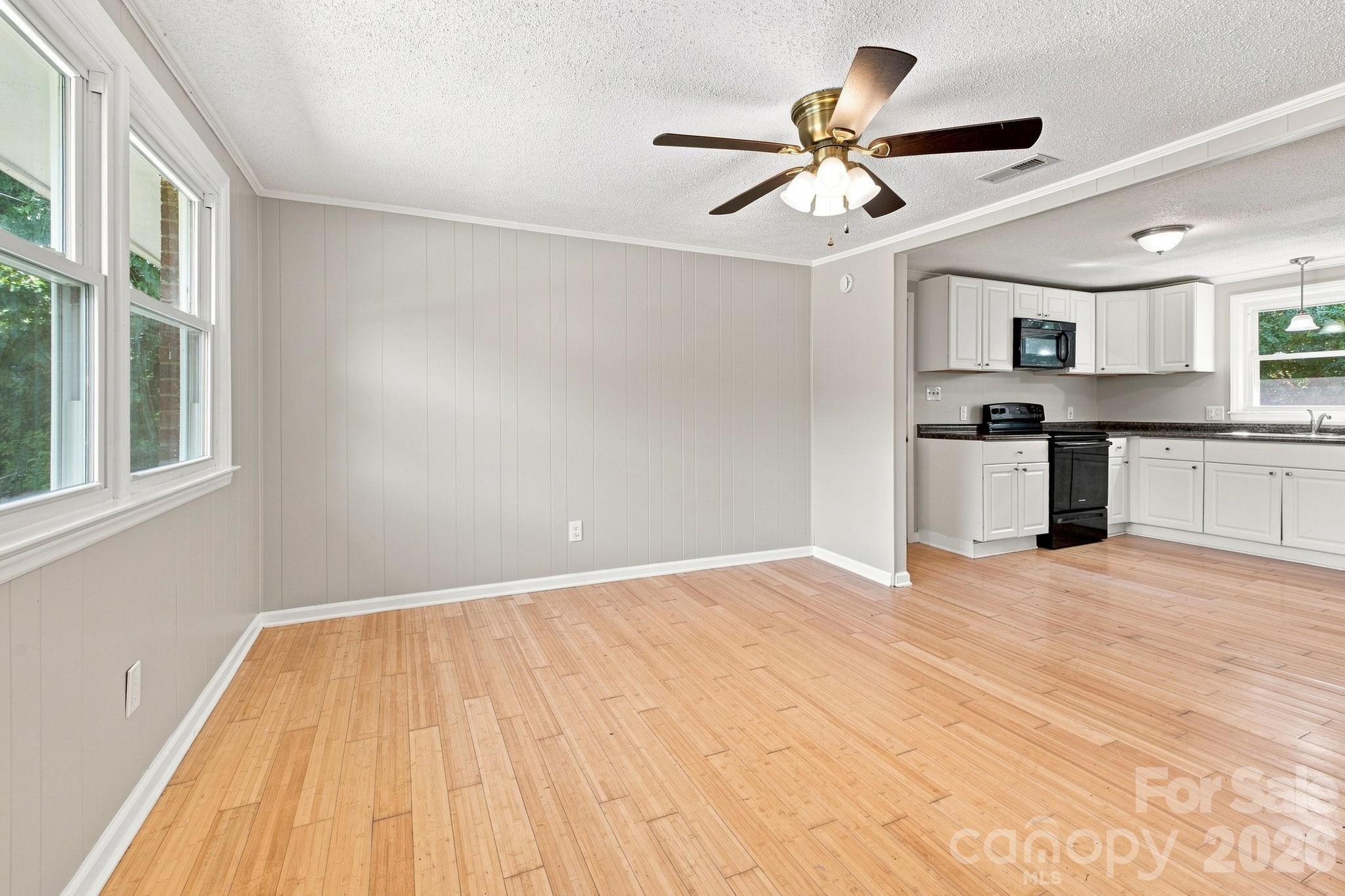 Living Room - 1021 S Caldwell Avenue, Newton